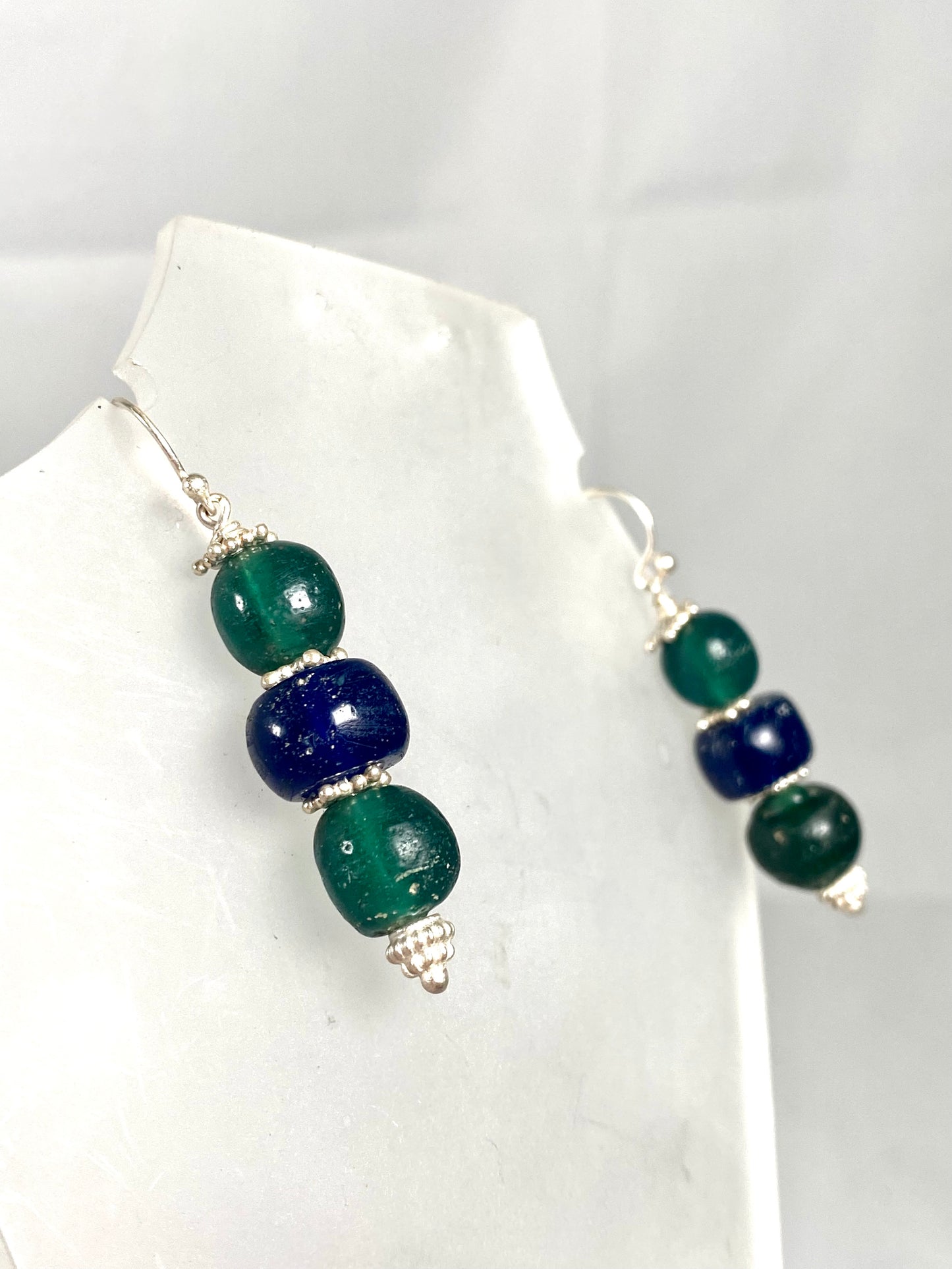 古代爪哇贸易珠 - 蓝色和绿色印度太平洋玻璃珠耳环，带纯银