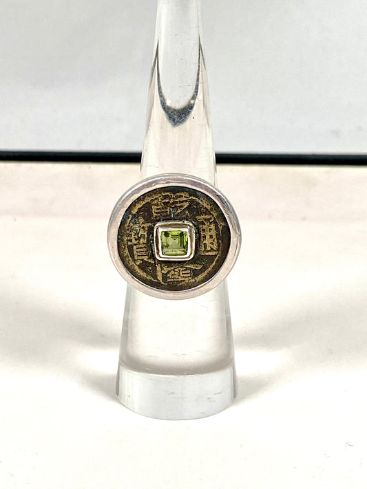 古董清朝乾隆年间（1735-1796）钱币戒指，纯银镶橄榄石