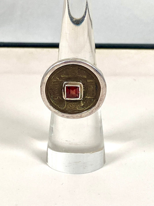 古董清朝嘉庆年间（1796-1820 年）纯银钱币戒指，配石榴石