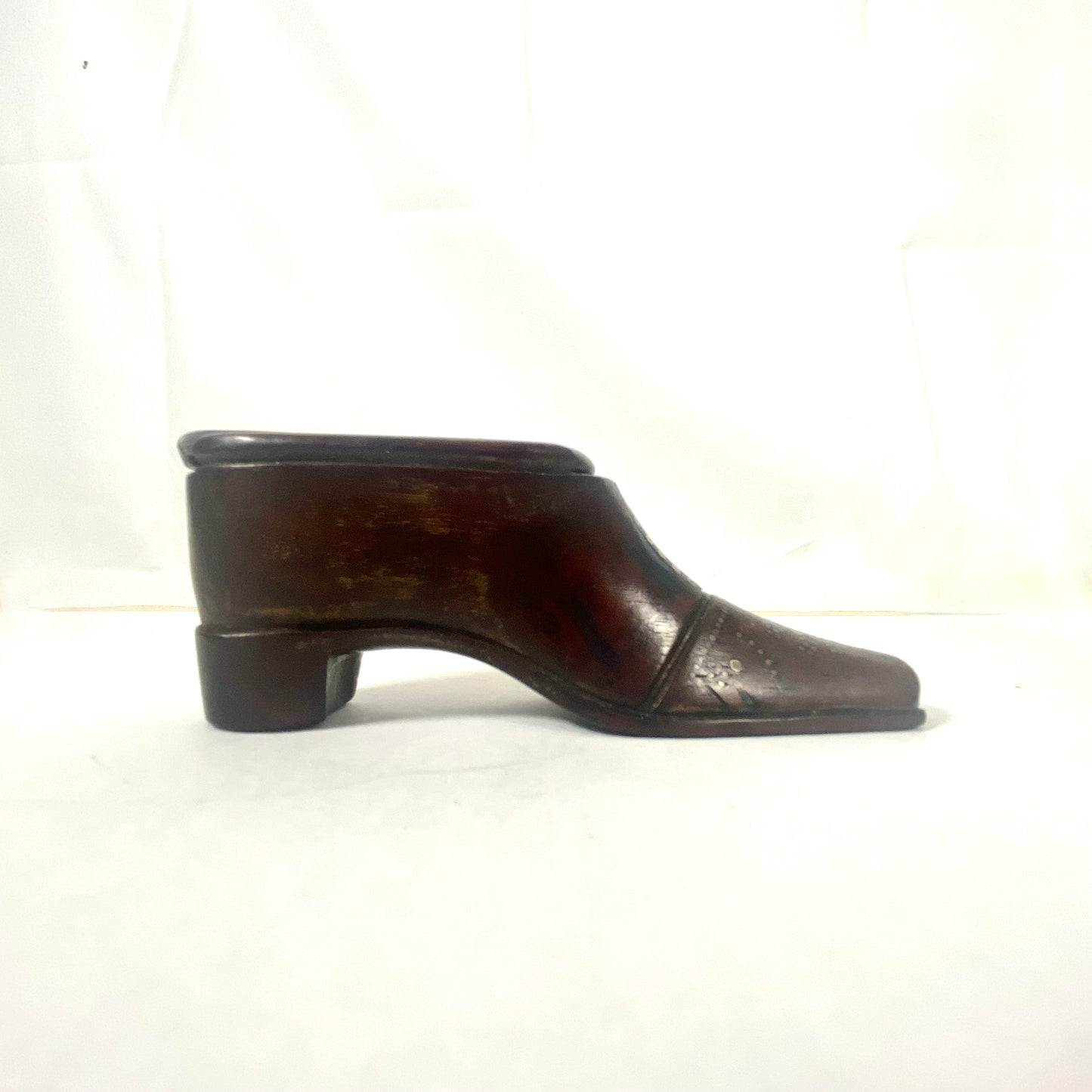 维多利亚风格高脚鞋楦鼻烟壶，十九世纪中期，带黄铜镶嵌工艺