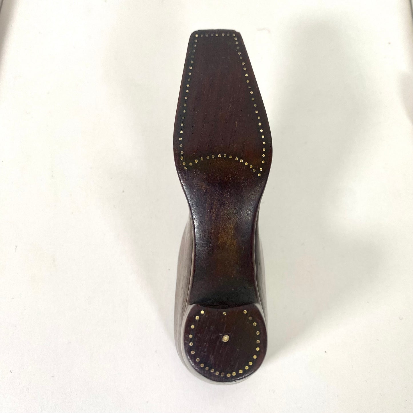 维多利亚风格高脚鞋楦鼻烟壶，十九世纪中期，带黄铜镶嵌工艺