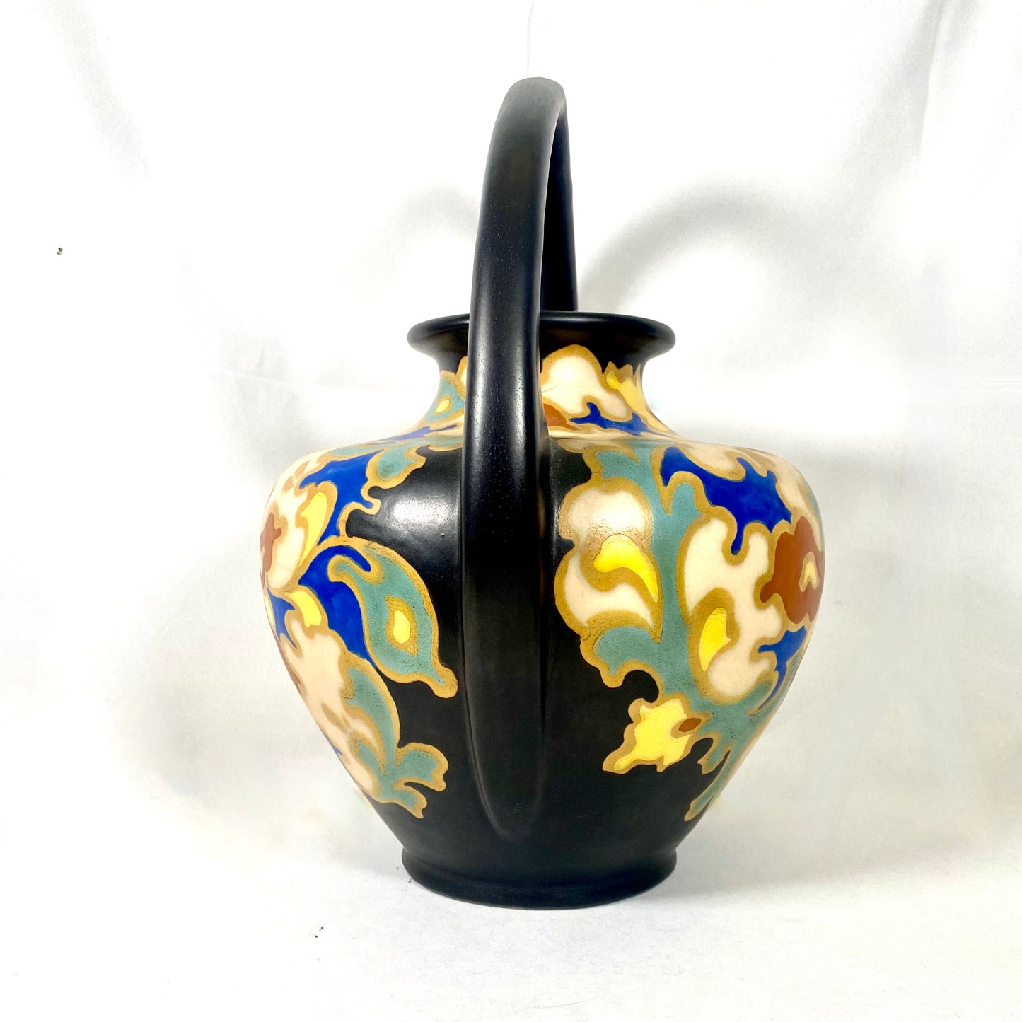 罕见的荷兰装饰艺术风格豪达陶器拱形柄双耳花瓶，Imbra 图案，约 1920 年代