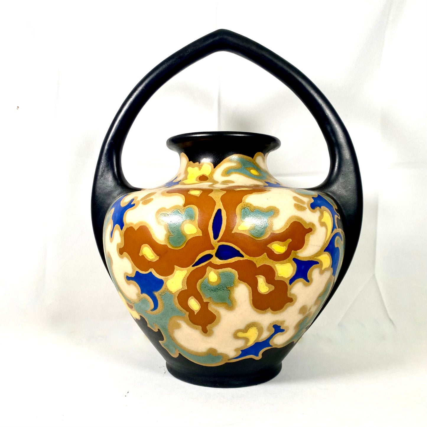 罕见的荷兰装饰艺术风格豪达陶器拱形柄双耳花瓶，Imbra 图案，约 1920 年代