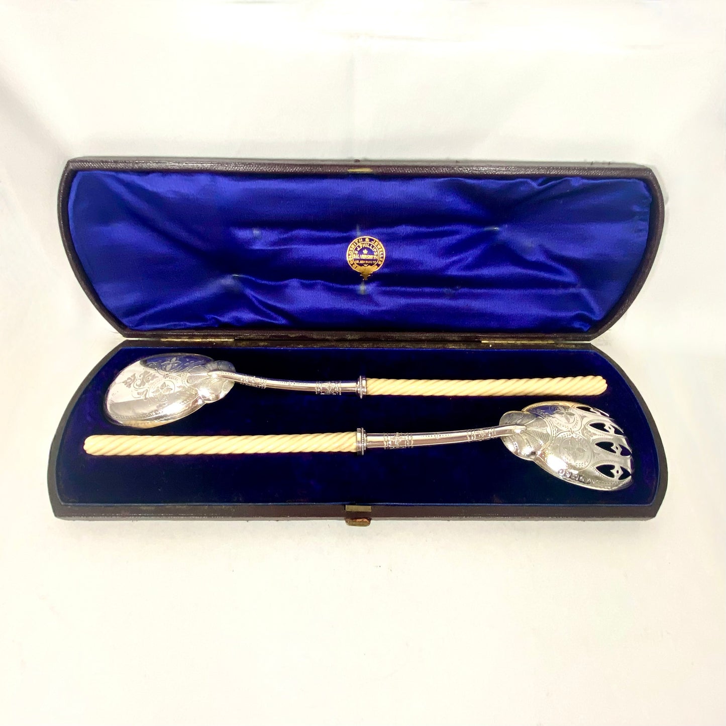 维多利亚风格的高级纯银和象牙色拉勺。谢菲尔德 1850 年，亨利·阿特金。盒子由 SJ Philips 制作。
