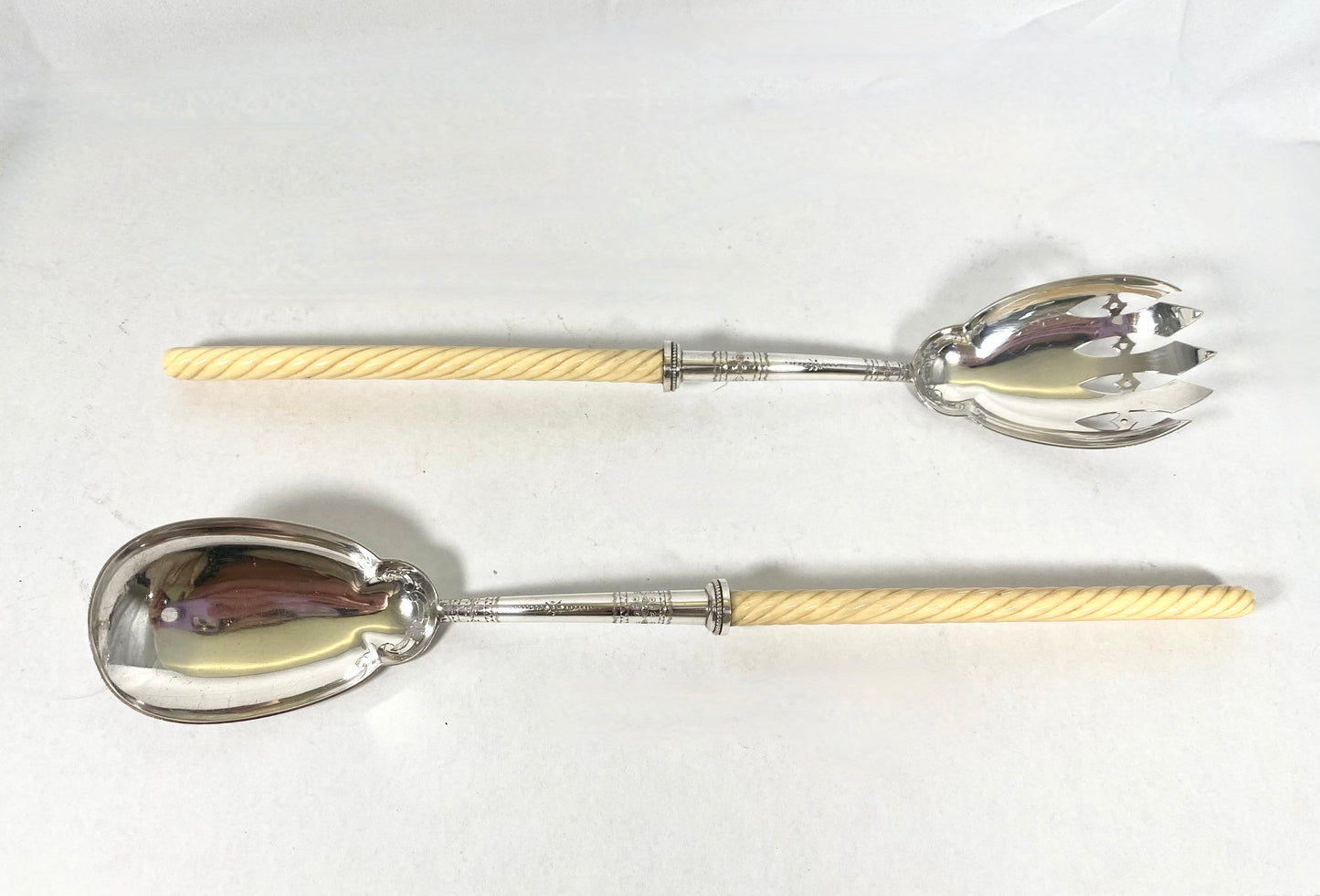 维多利亚风格的高级纯银和象牙色拉勺。谢菲尔德 1850 年，亨利·阿特金。盒子由 SJ Philips 制作。
