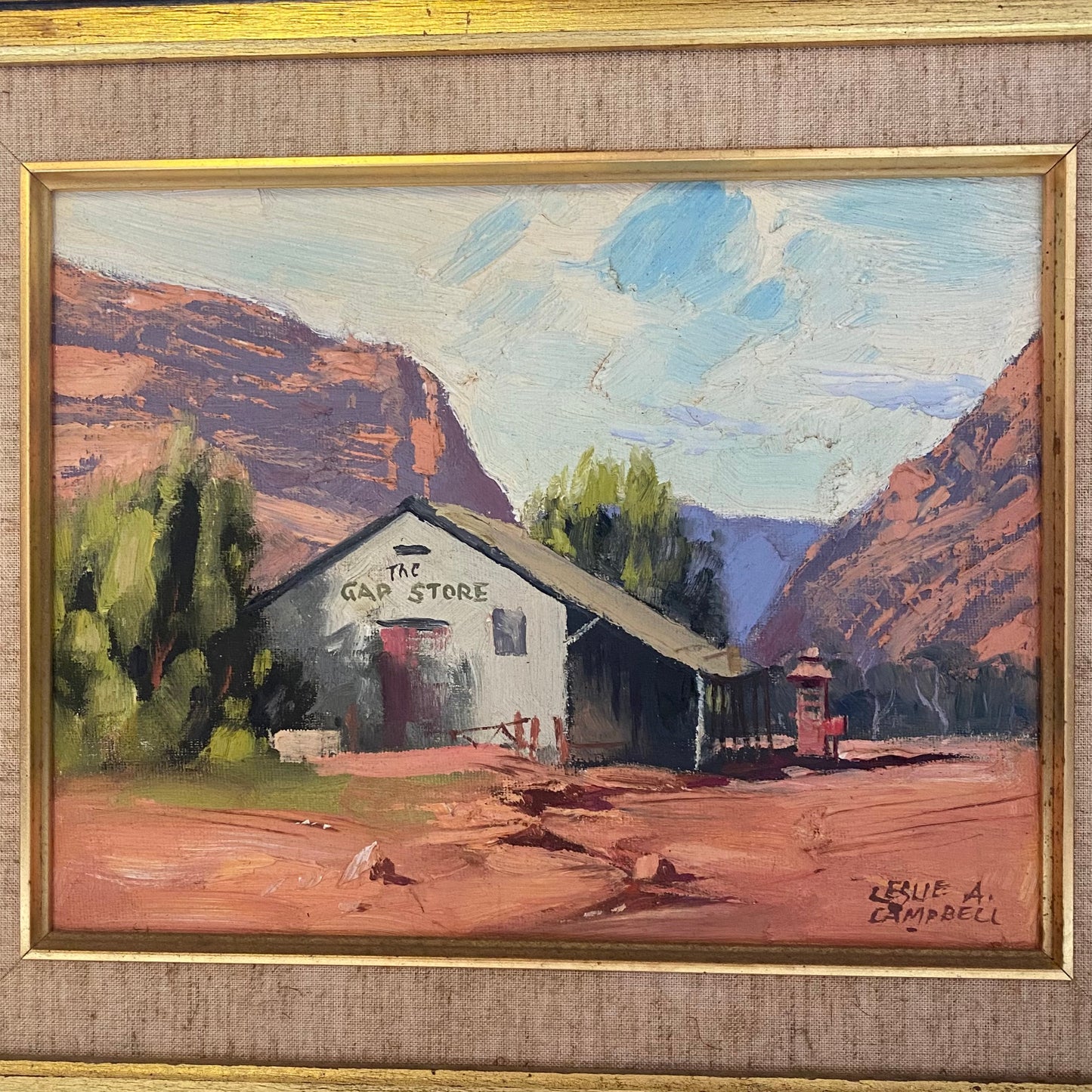 “爱丽丝泉的 Gap 商店”。20 世纪澳大利亚内陆油画，由著名艺术家 Leslie A. Campbell 创作