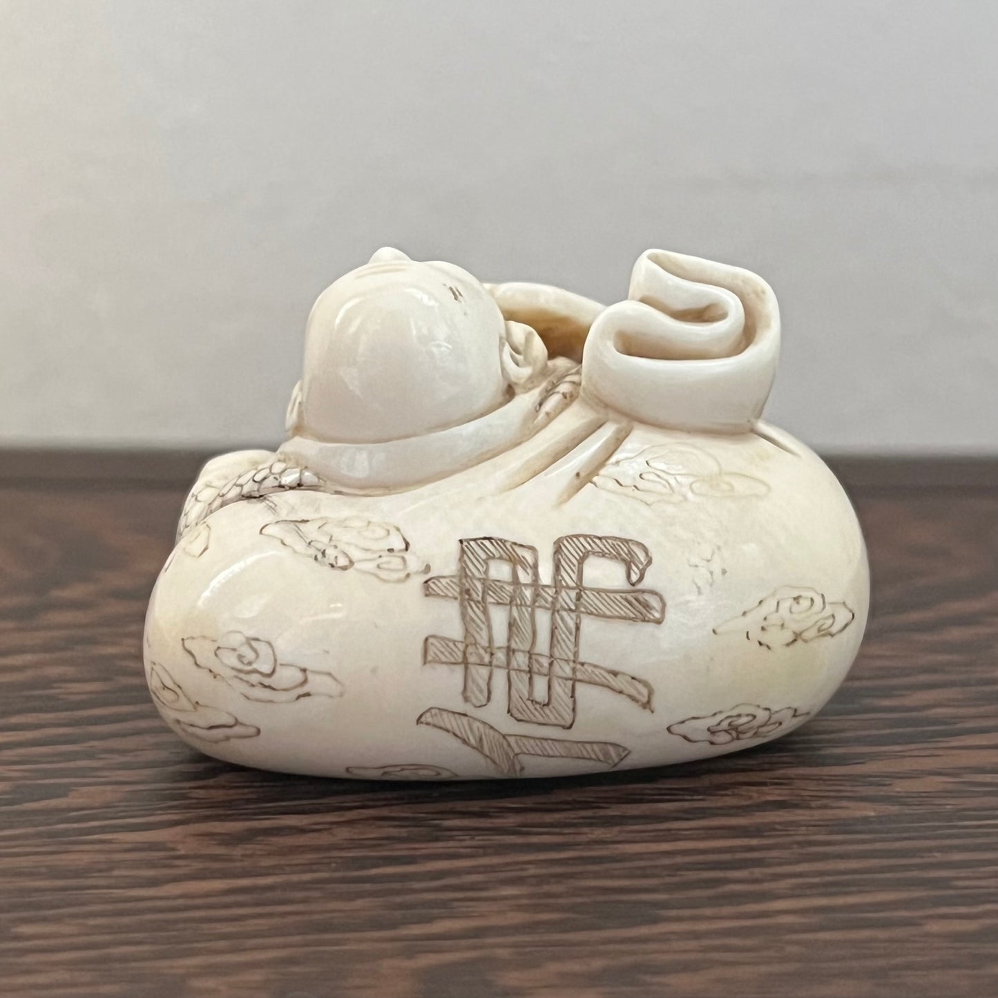明治时期日本古董象牙布袋布袋悬坠，署名江信