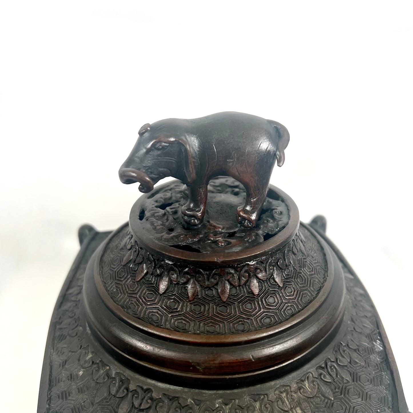 19 世纪末明治时期日本青铜珐琅香炉，大象饰顶