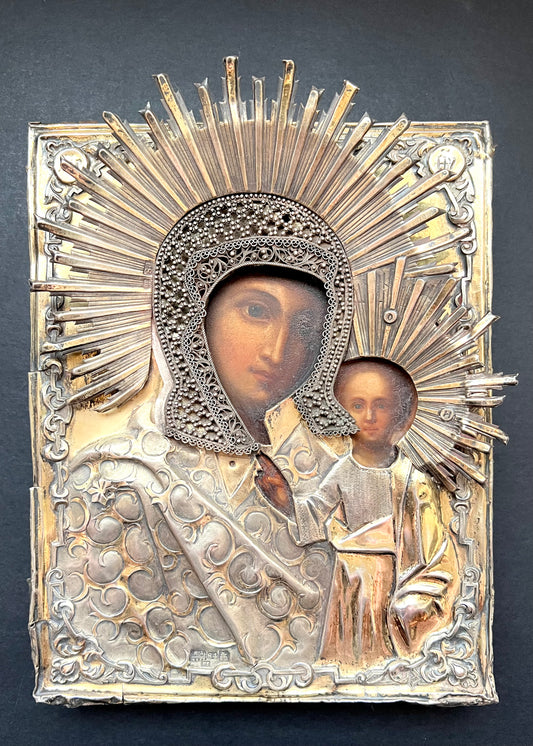 古董俄罗斯东正教圣像，描绘了圣母玛利亚和圣子耶稣，采用 875 银制成