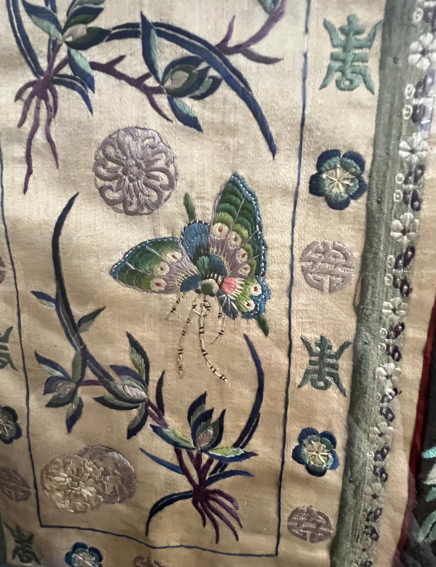 复古近乎古董的中国丝绸裱框刺绣蝴蝶和花朵
