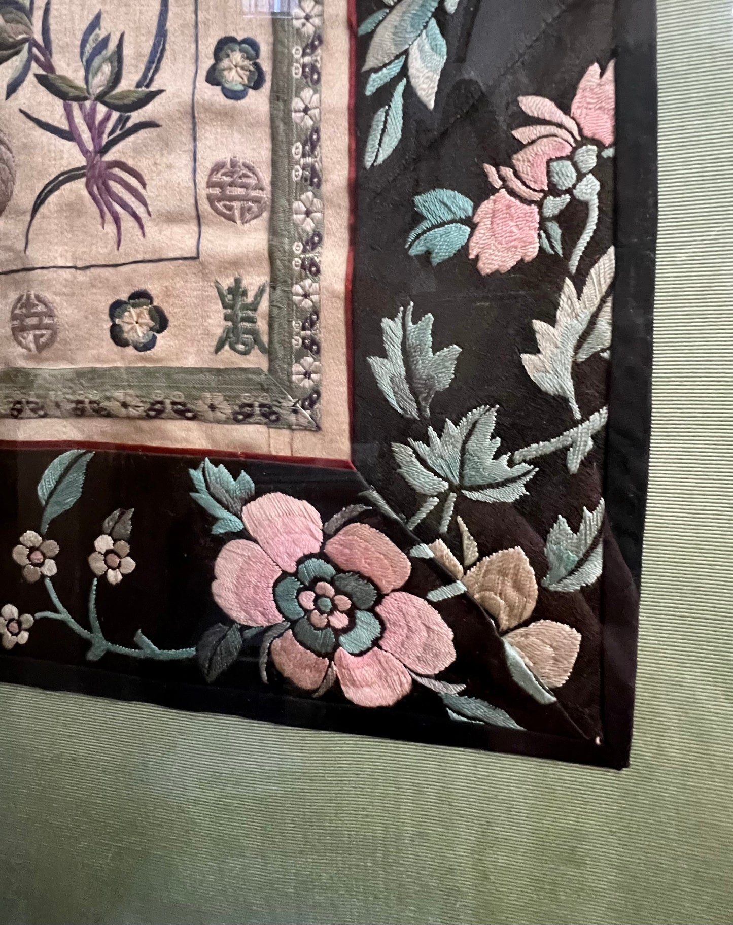 复古近乎古董的中国丝绸裱框刺绣蝴蝶和花朵