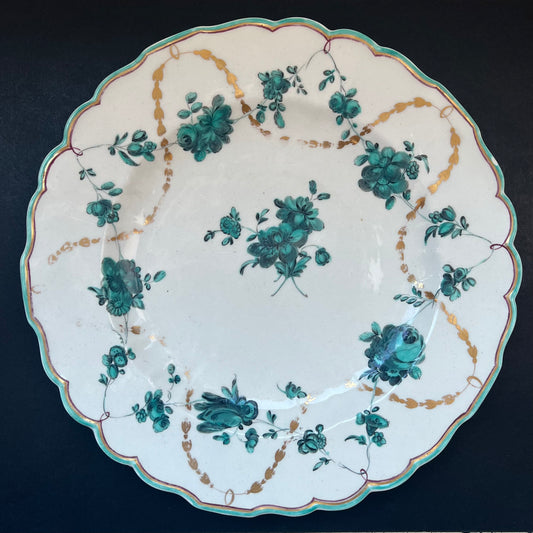 约 1775 年的精美乔治亚风格切尔西德比盘，带镀金和花卉花环饰带