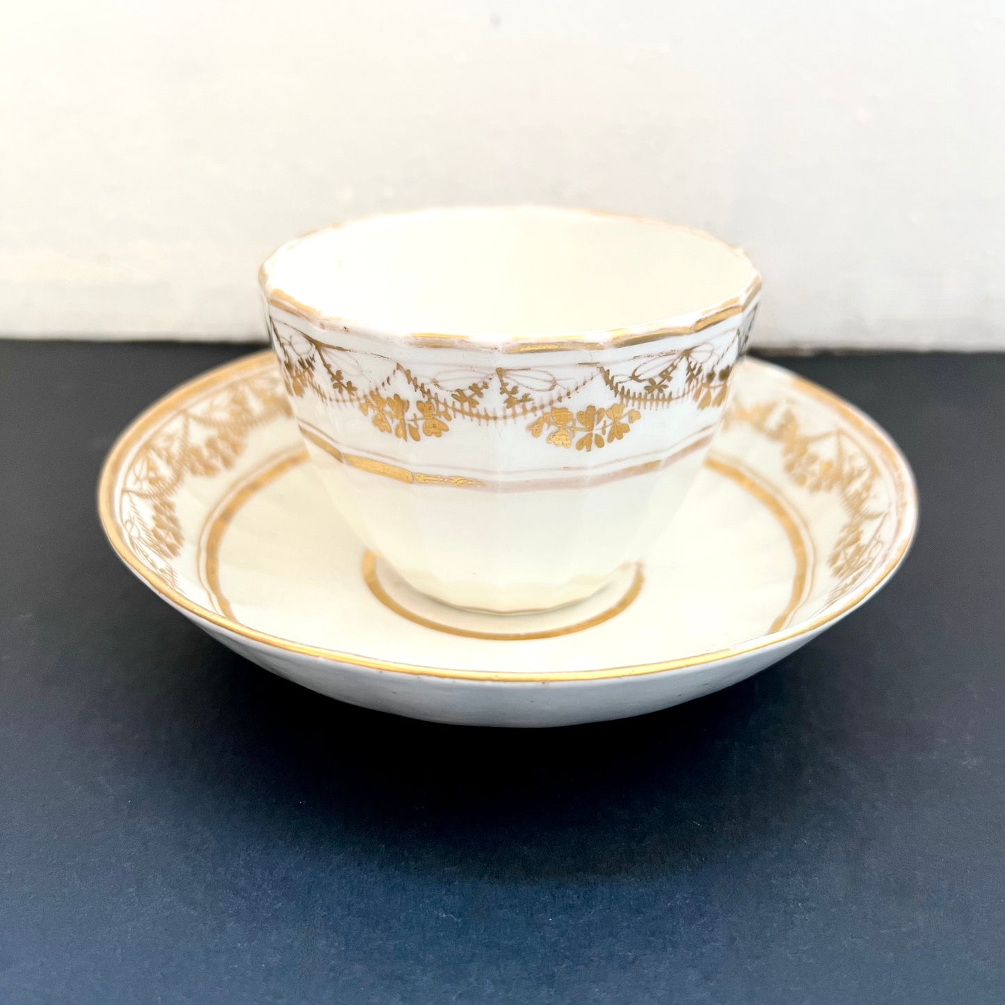 古董无标记摄政时期英国瓷器布特茶杯和茶碟，凹槽主体