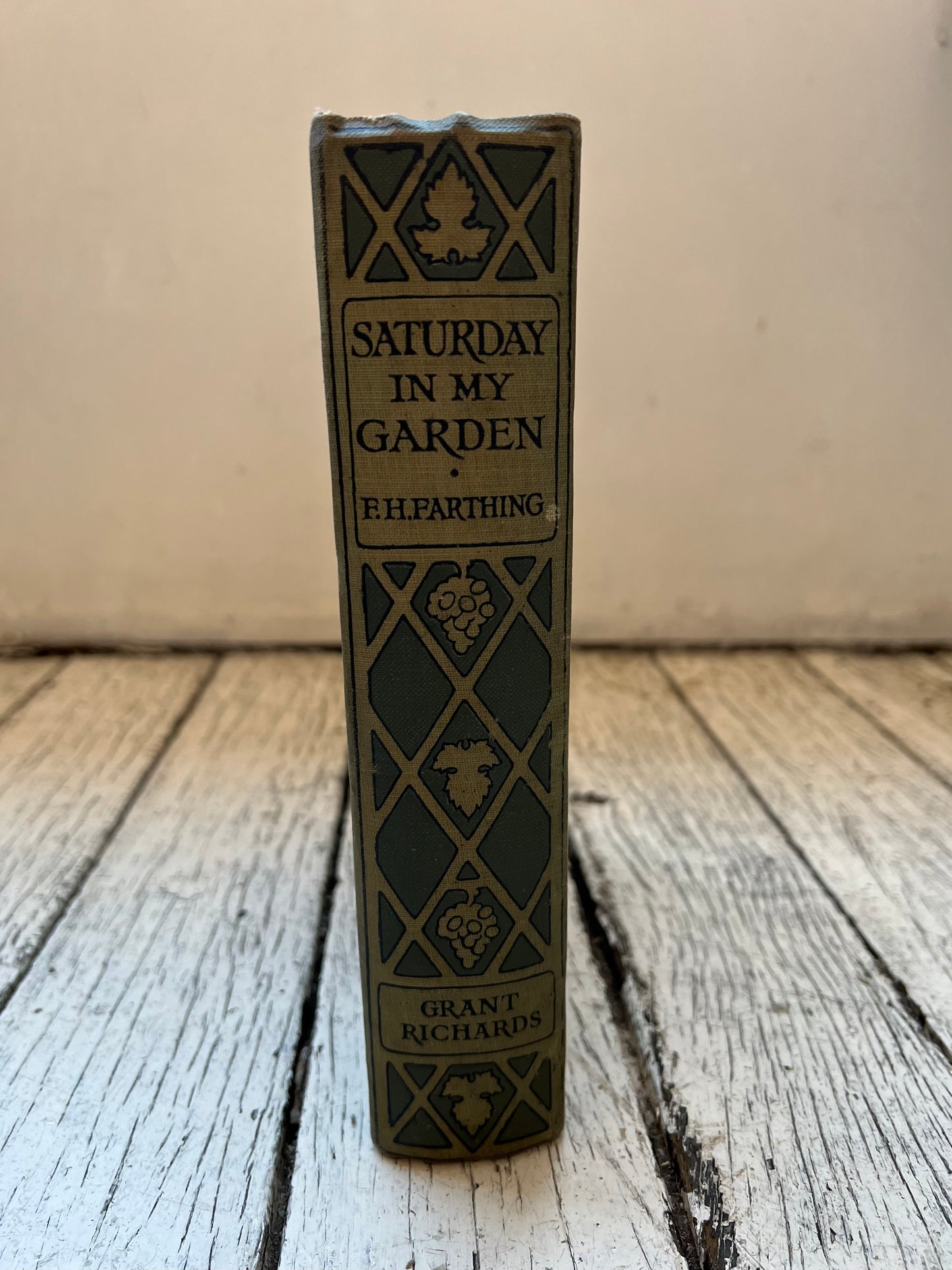 古董级植物学书籍《我的花园里的星期六》，作者 FH Farthing，1926 年版