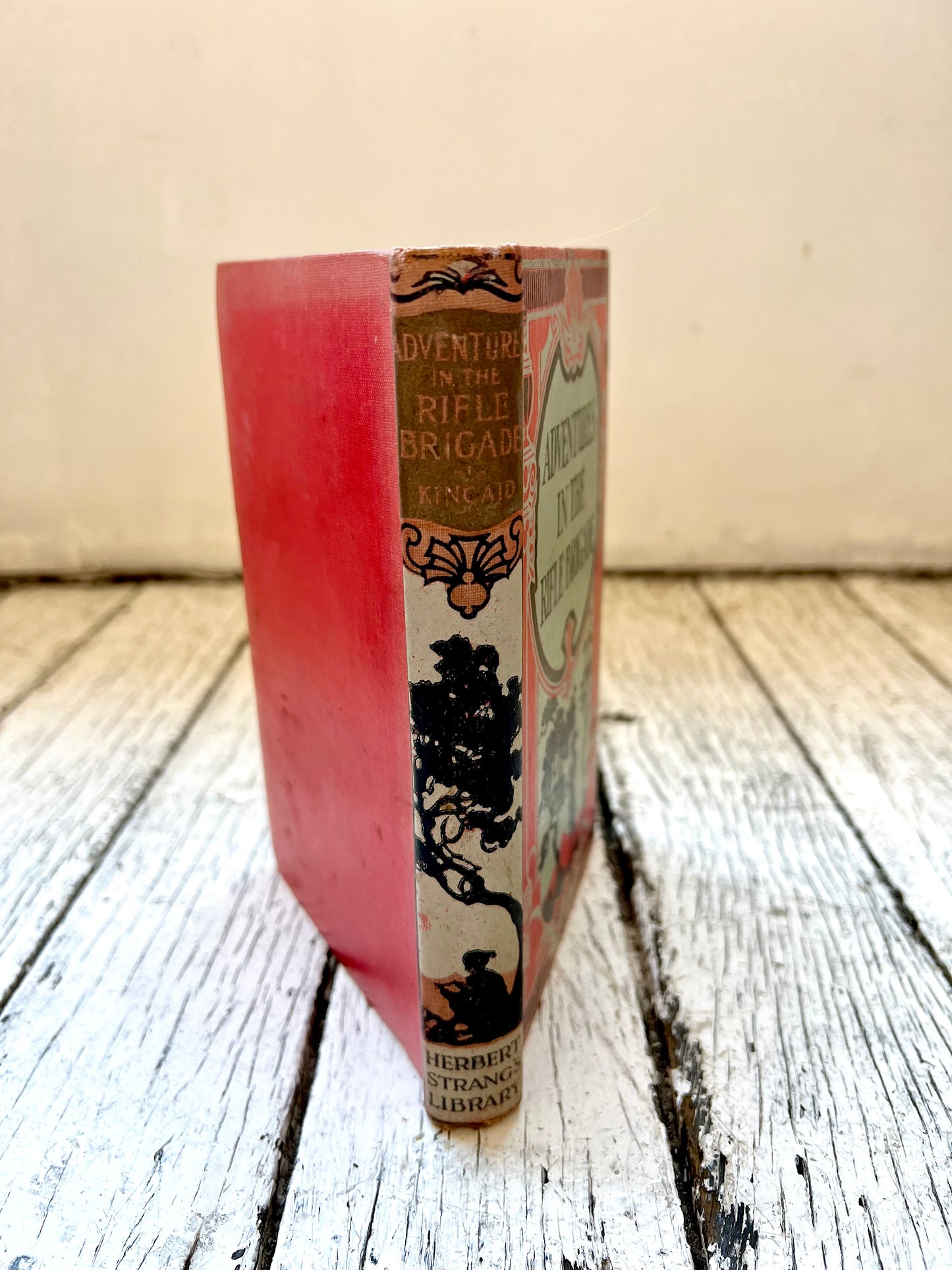 古董精装本《步枪旅历险记》一书，作者是约翰·金凯德爵士，赫伯特·斯特朗图书馆，1919 年版。