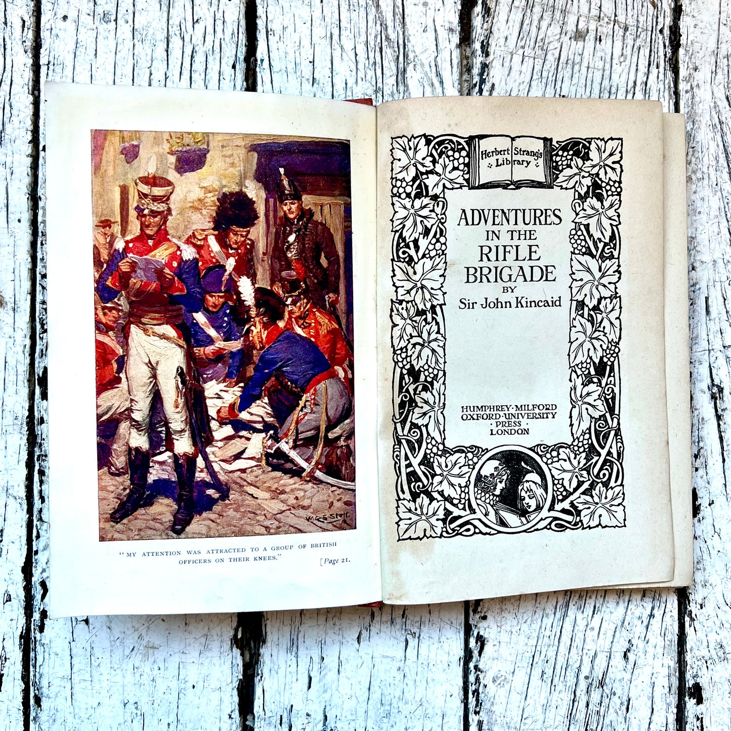 古董精装本《步枪旅历险记》一书，作者是约翰·金凯德爵士，赫伯特·斯特朗图书馆，1919 年版。