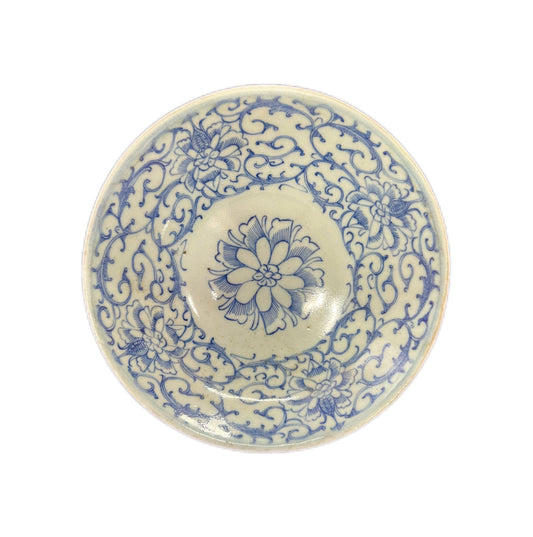 Beautifully executed Jiaqing period lotus pattern porcelain dish