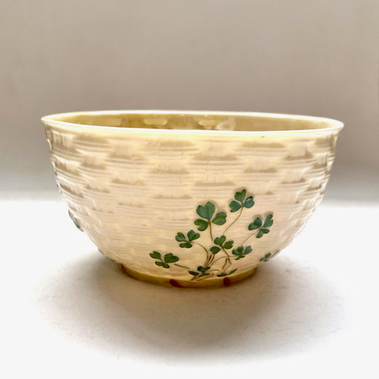 古董 Belleek 茶碗，三叶草篮编图案，第二黑标时期 / 斯莱特，1896 年至 1926 年