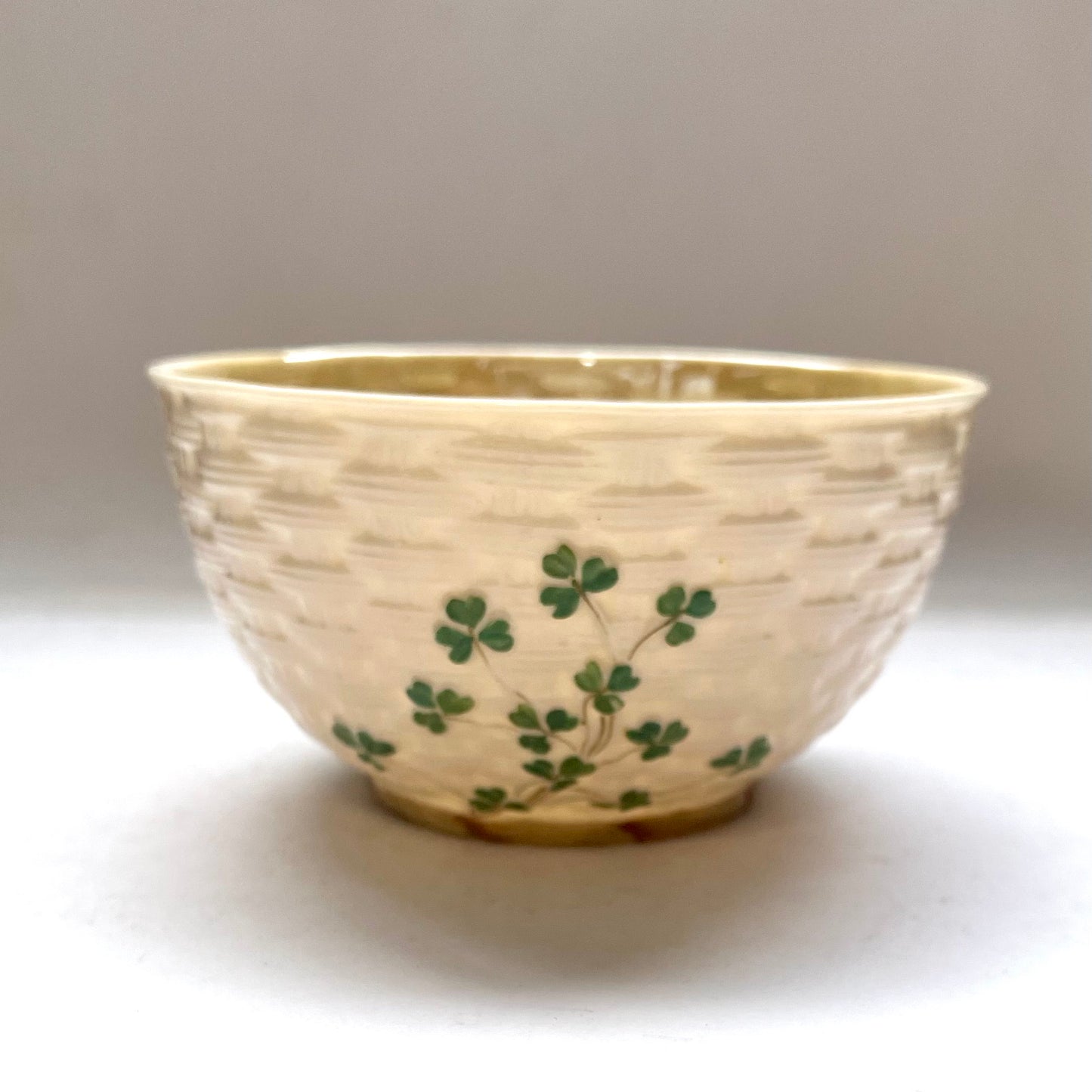 古董 Belleek 茶碗，三叶草篮编图案，第二黑标时期 / 斯莱特，1896 年至 1926 年