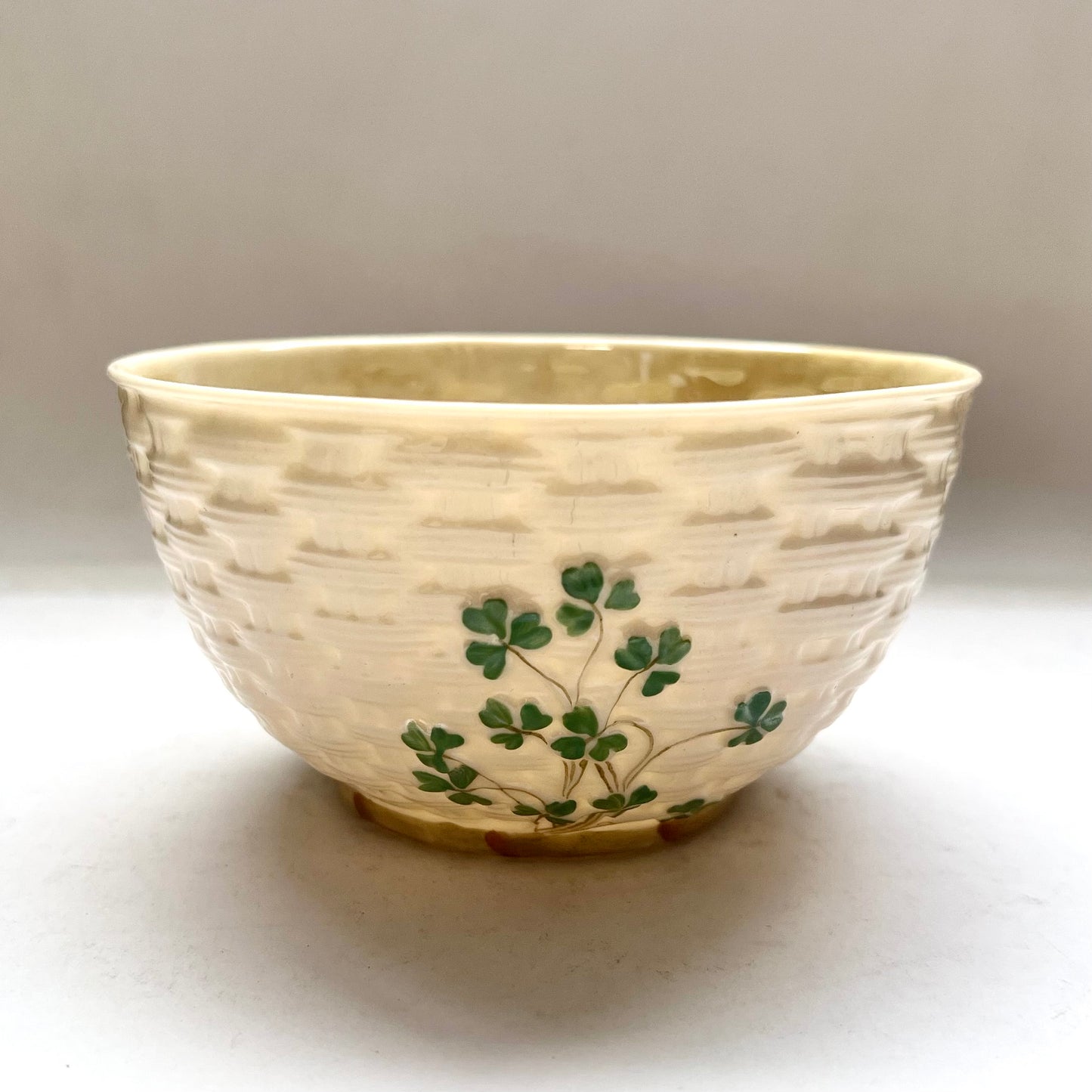 古董 Belleek 茶碗，三叶草篮编图案，第二黑标时期 / 斯莱特，1896 年至 1926 年