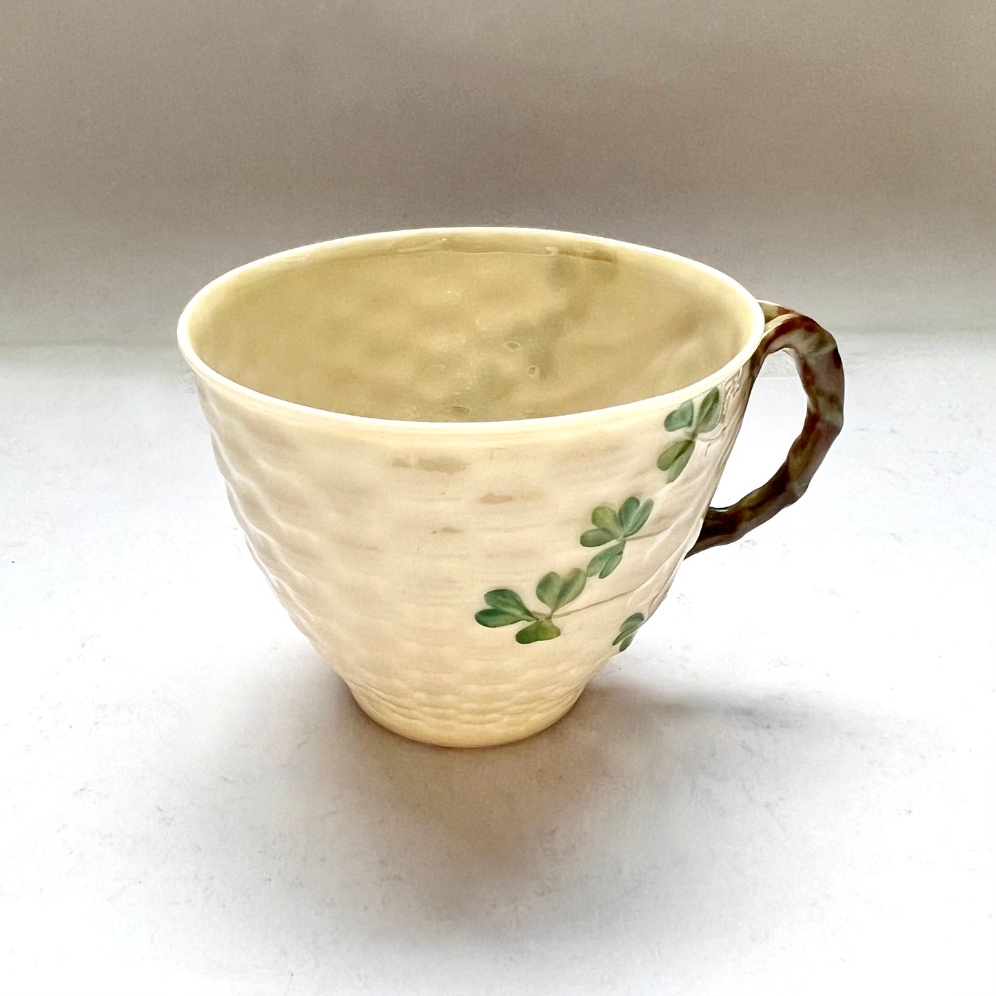 古董 Belleek 茶杯三件套，三叶草篮编图案，第二黑标时期 / 斯莱特，1896 年至 1926 年