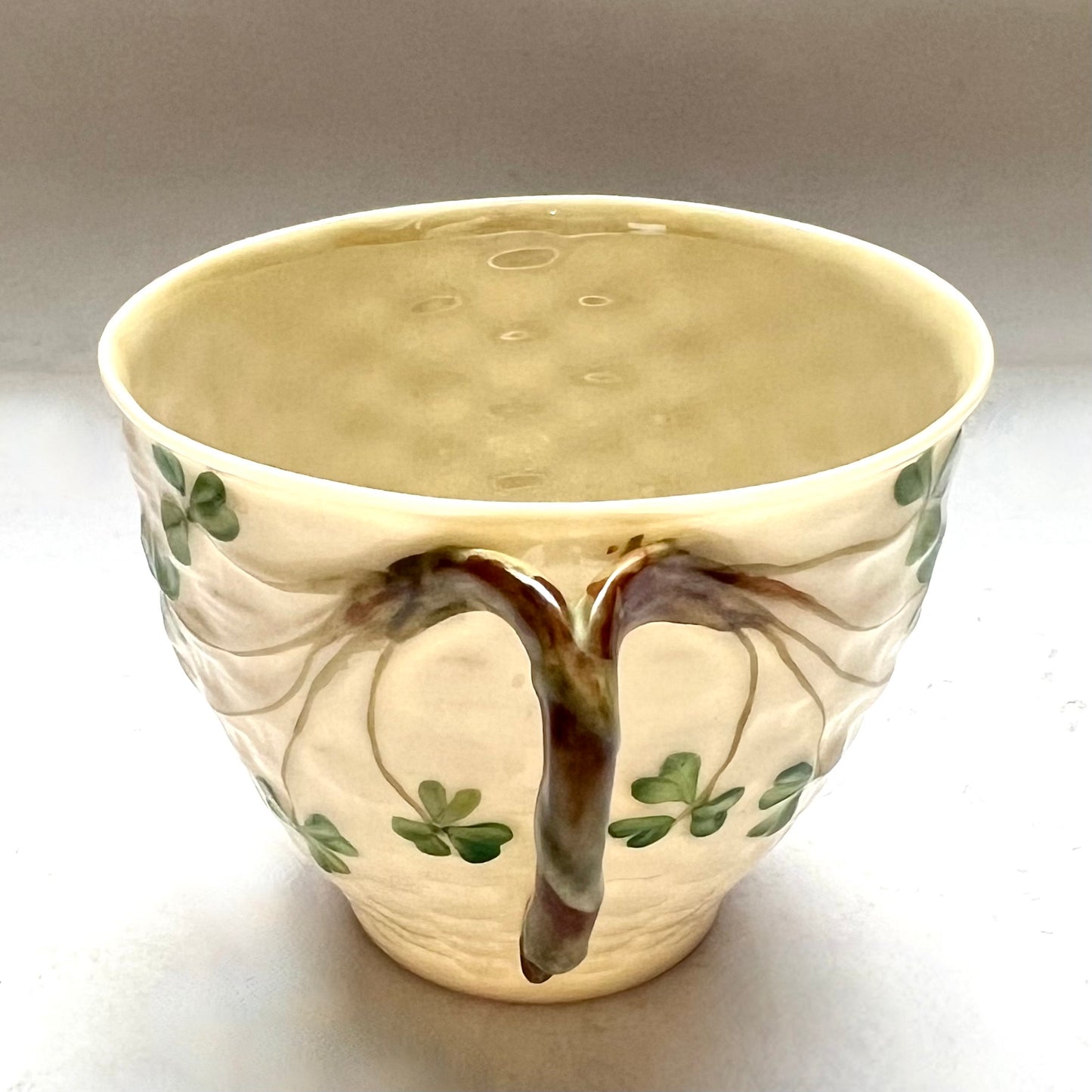 古董 Belleek 茶杯三件套，三叶草篮编图案，第二黑标时期 / 斯莱特，1896 年至 1926 年