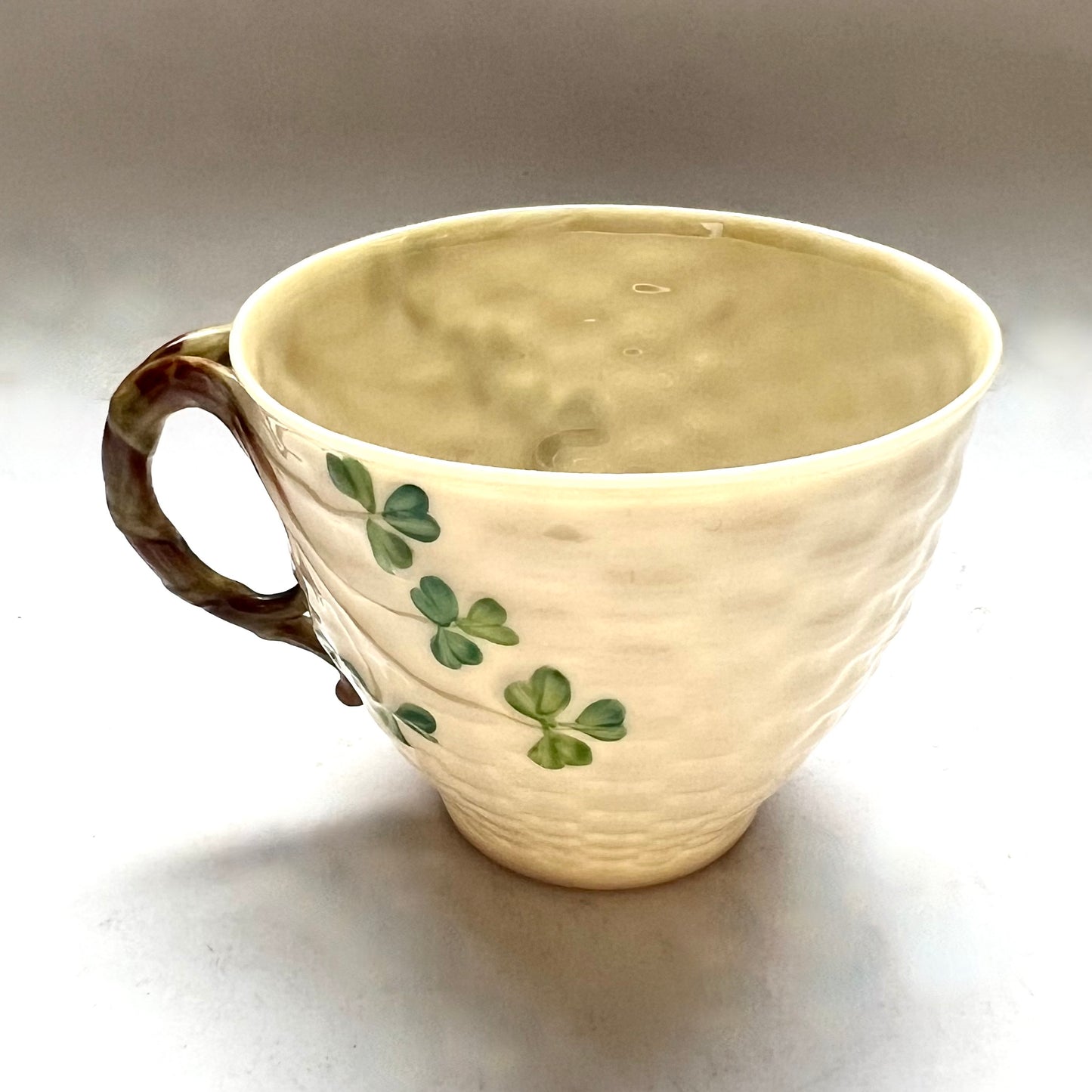 古董 Belleek 茶杯三件套，三叶草篮编图案，第二黑标时期 / 斯莱特，1896 年至 1926 年