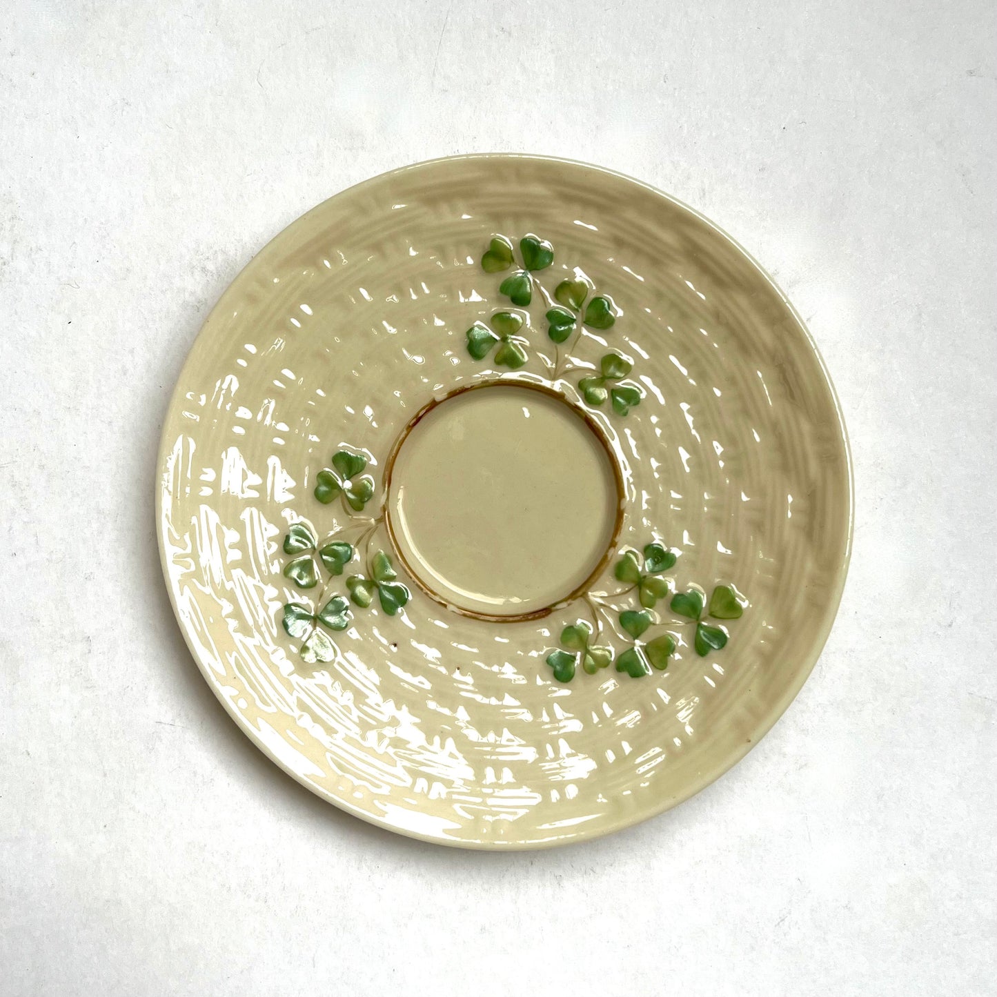 古董 Belleek 茶杯三件套，三叶草篮编图案，第二黑标时期 / 斯莱特，1896 年至 1926 年