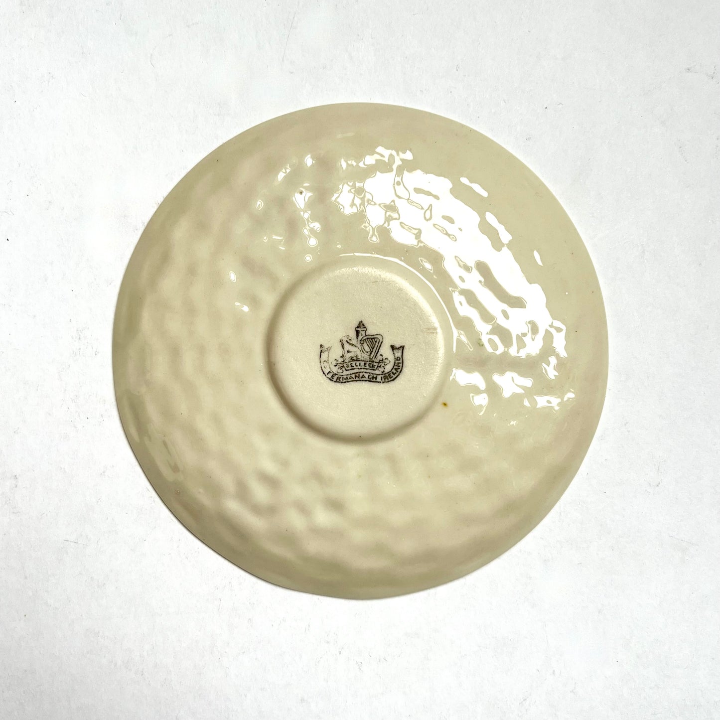 古董 Belleek 茶杯三件套，三叶草篮编图案，第二黑标时期 / 斯莱特，1896 年至 1926 年