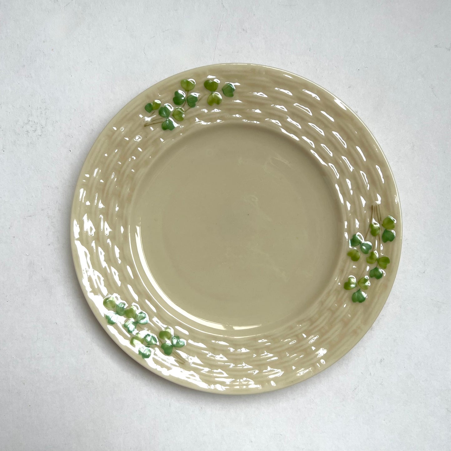 古董 Belleek 茶杯三件套，三叶草篮编图案，第二黑标时期 / 斯莱特，1896 年至 1926 年