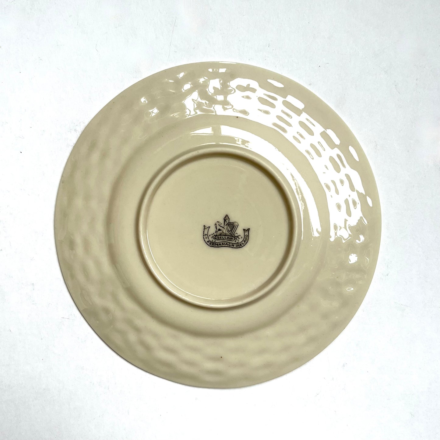 古董 Belleek 茶杯三件套，三叶草篮编图案，第二黑标时期 / 斯莱特，1896 年至 1926 年