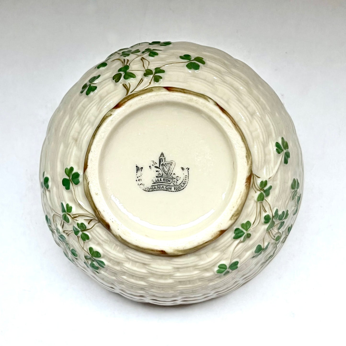 古董 Belleek 茶碗，三叶草篮编图案，第二黑标时期 / 斯莱特，1896 年至 1926 年