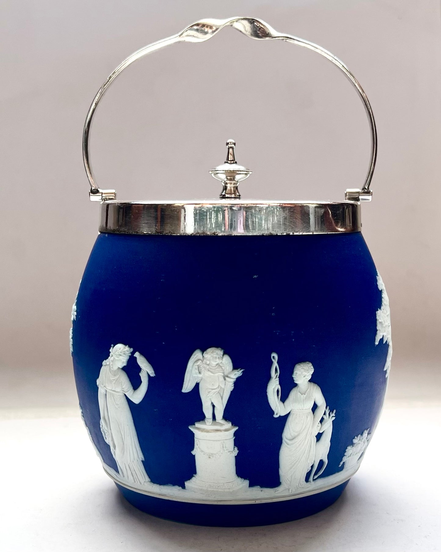 古董韦奇伍德钴蓝色碧玉器皿和镀银饼干桶