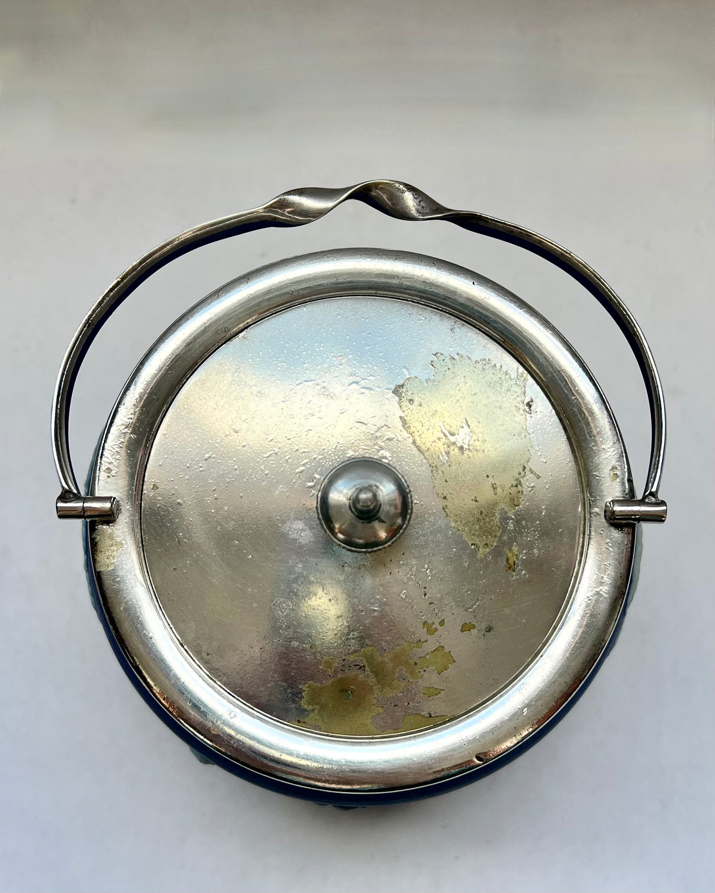 古董韦奇伍德钴蓝色碧玉器皿和镀银饼干桶