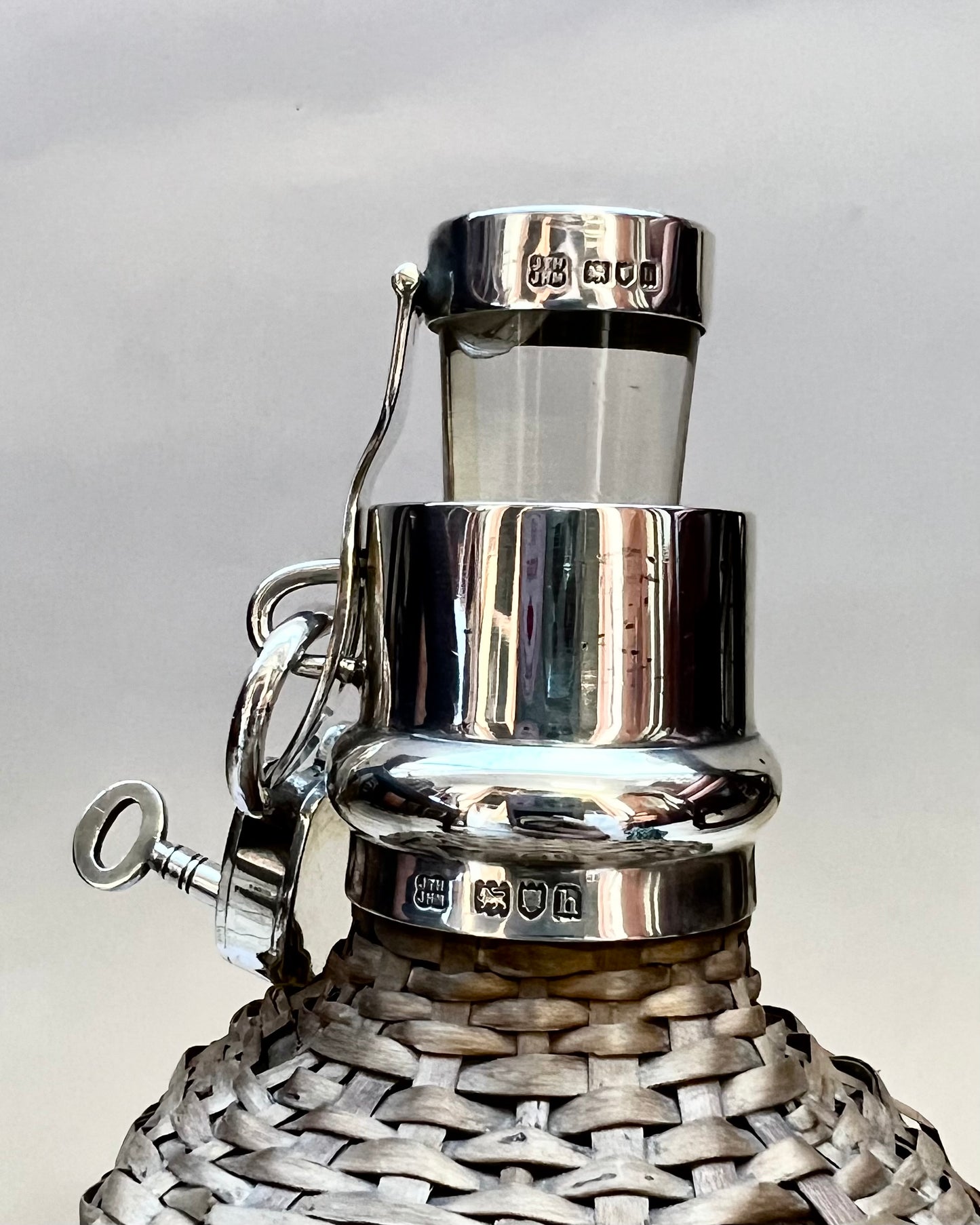 爱德华时代柳条和纯银瓶，伦敦 1903 年，Hukin &amp; Heath