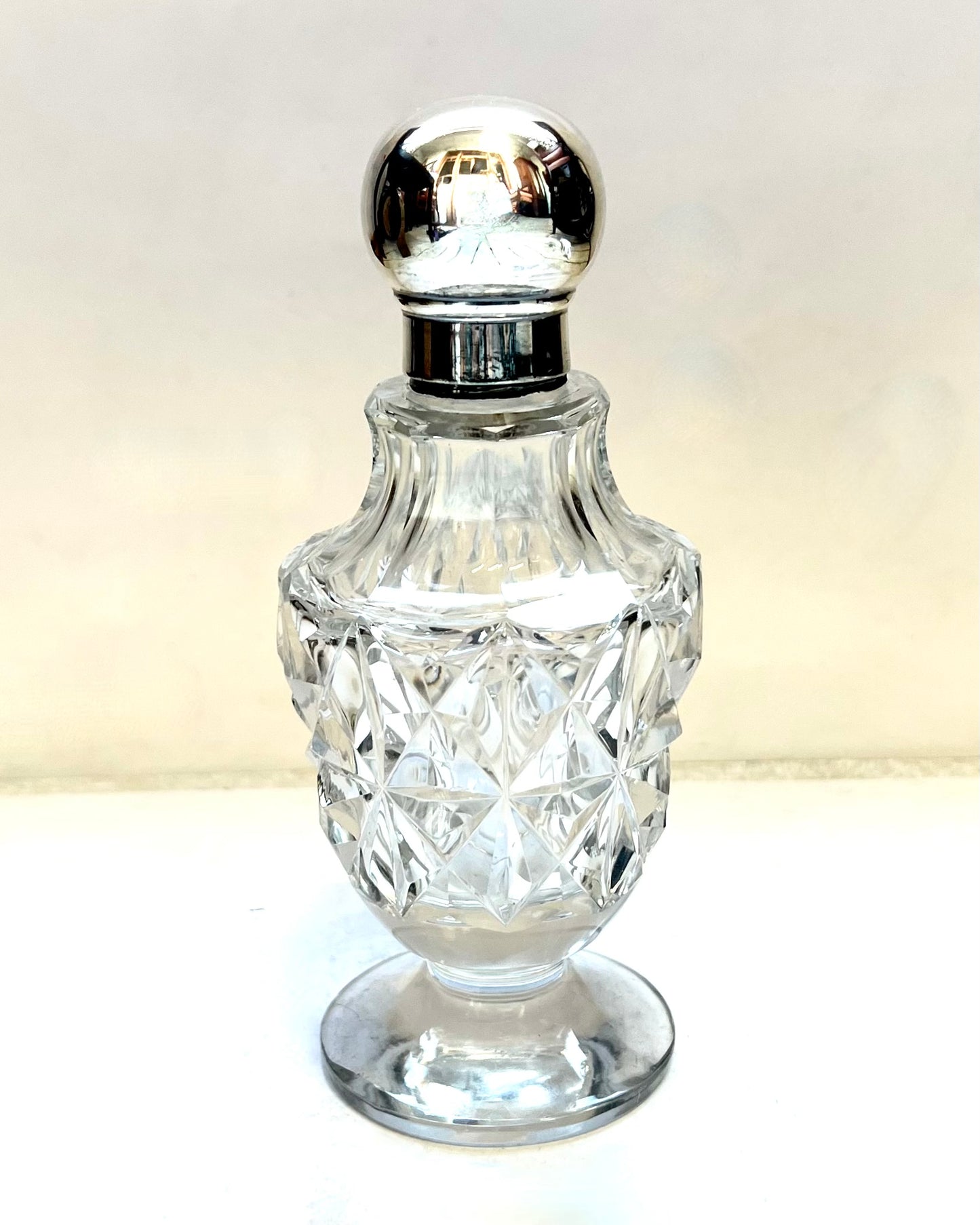 古董乔治五世雕花玻璃和纯银盥洗用品/香水瓶，伦敦 1919 年