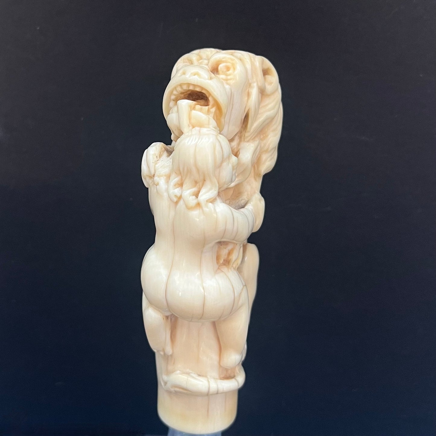 罕见的 18 世纪末至 19 世纪象牙雕刻狮子吞食基督教殉道者的手柄
