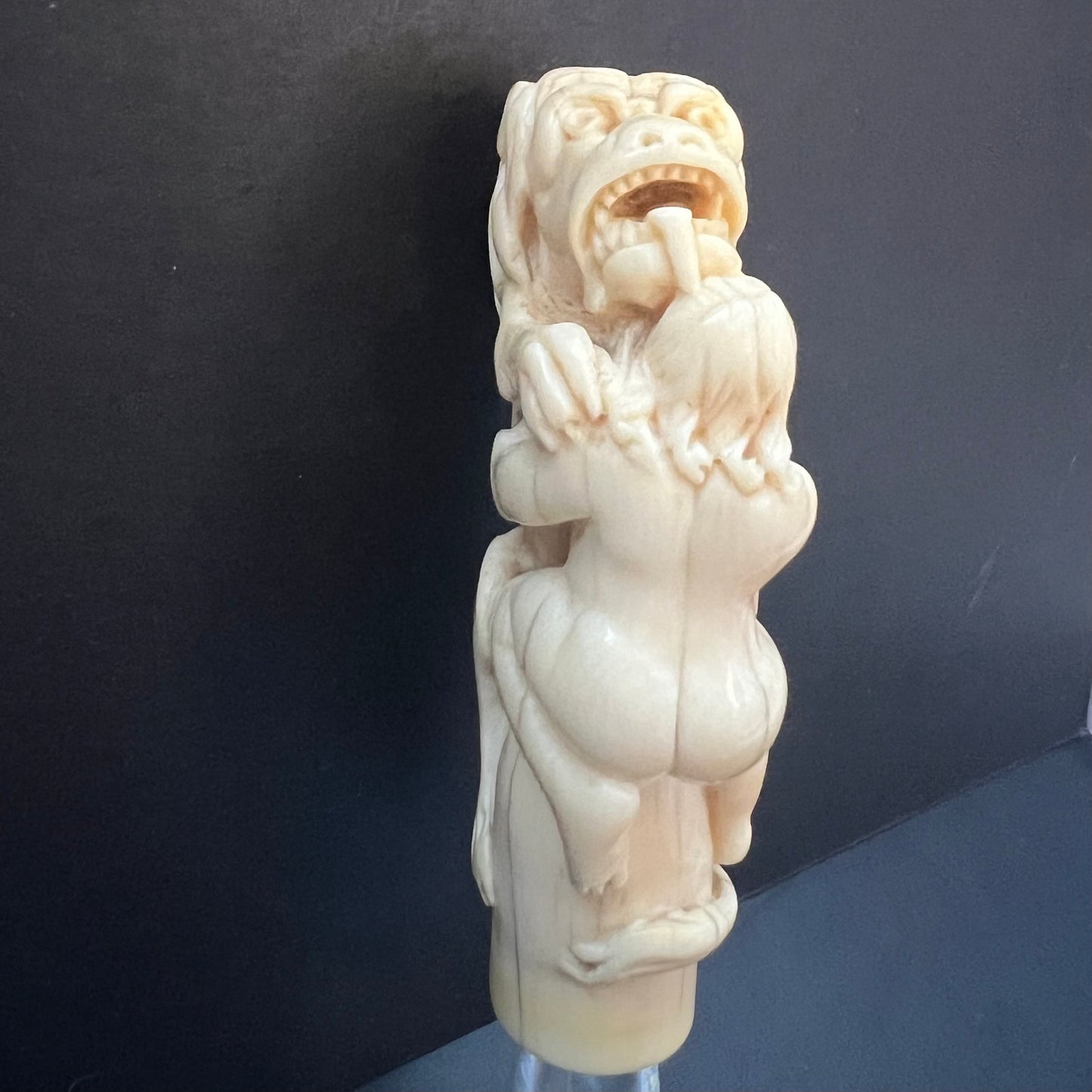 罕见的 18 世纪末至 19 世纪象牙雕刻狮子吞食基督教殉道者的手柄