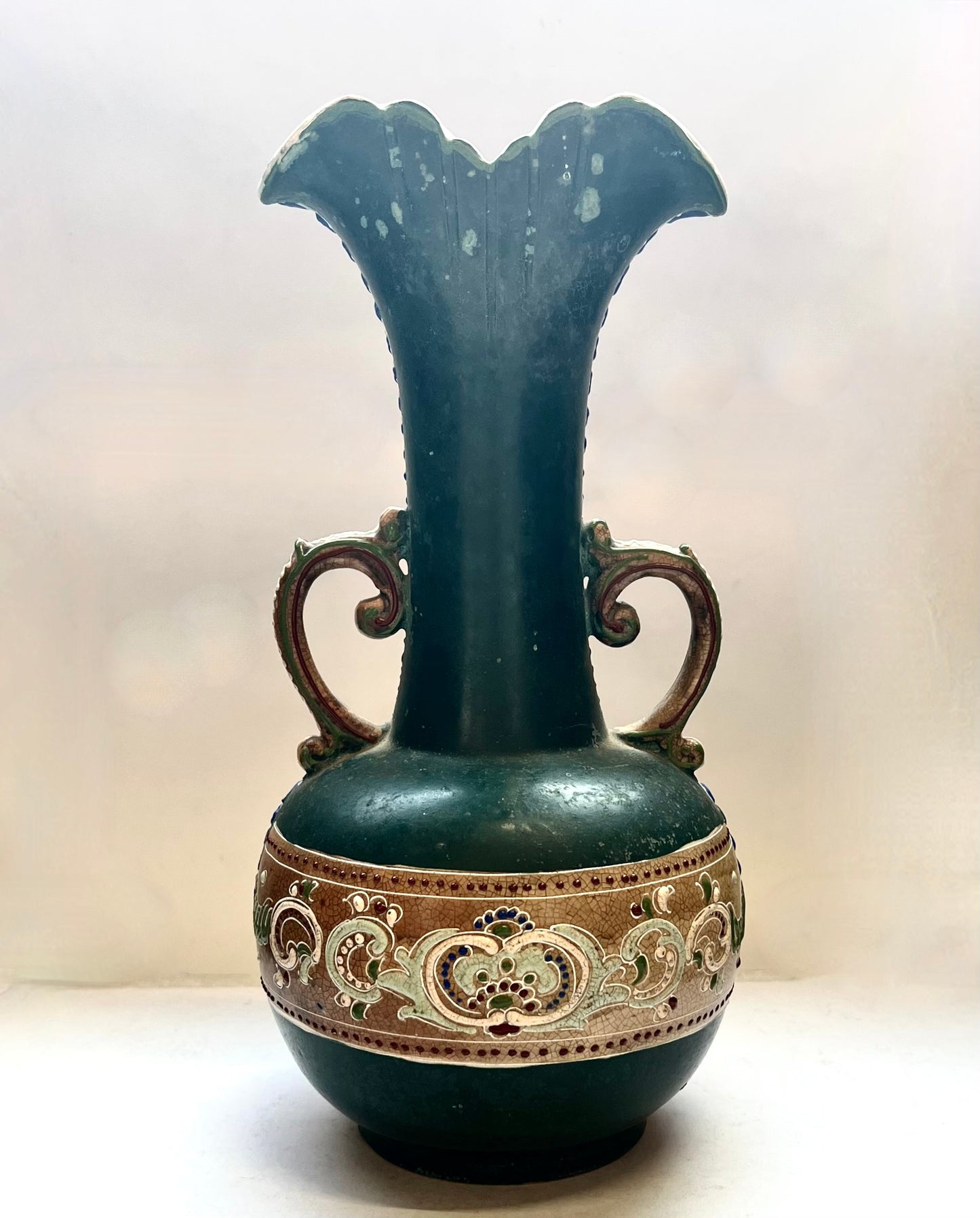 古董明治时期 Moriage Satsuma 绿釉花瓶