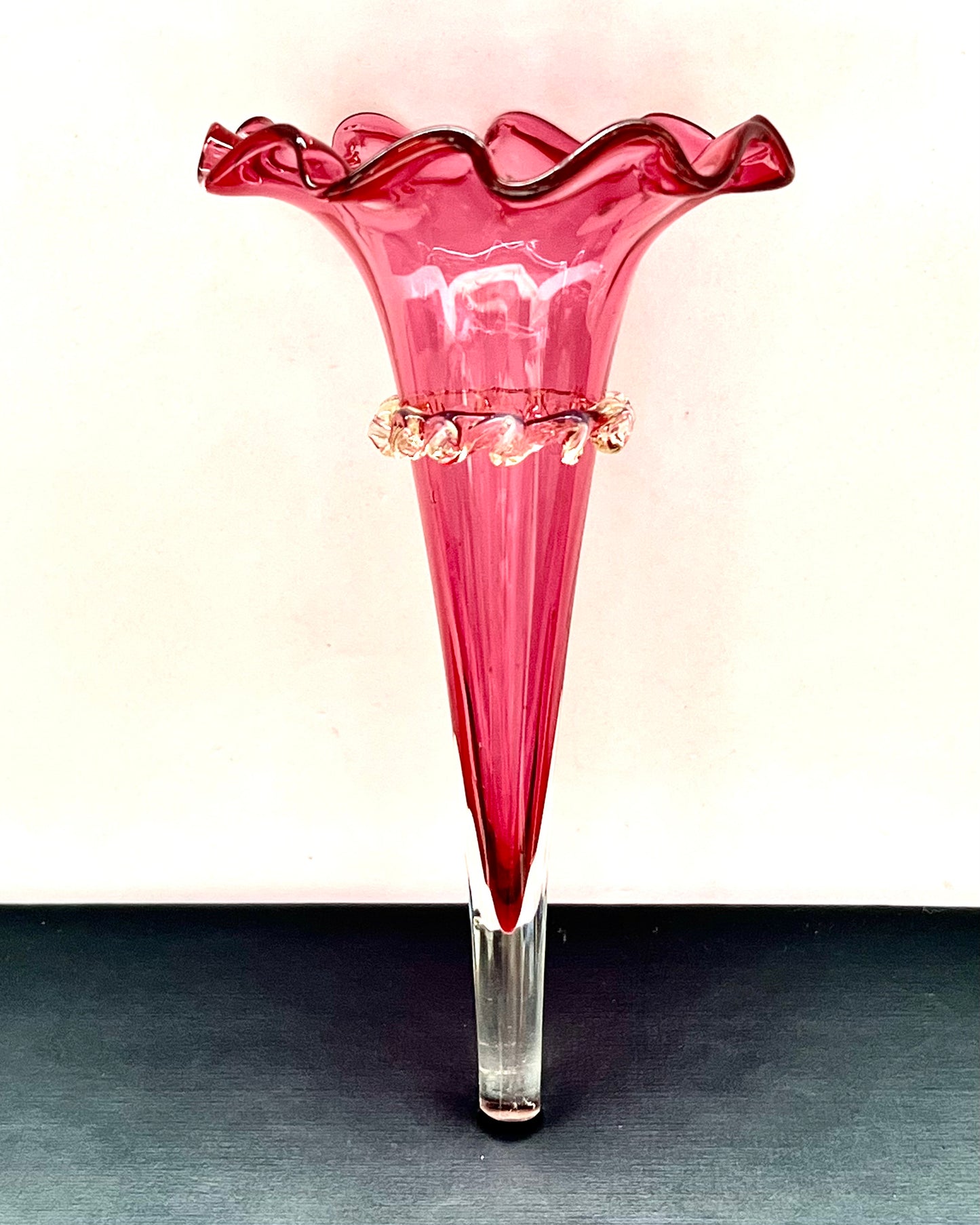 一对古董爱德华式蔓越莓玻璃装饰品，配纯银底座