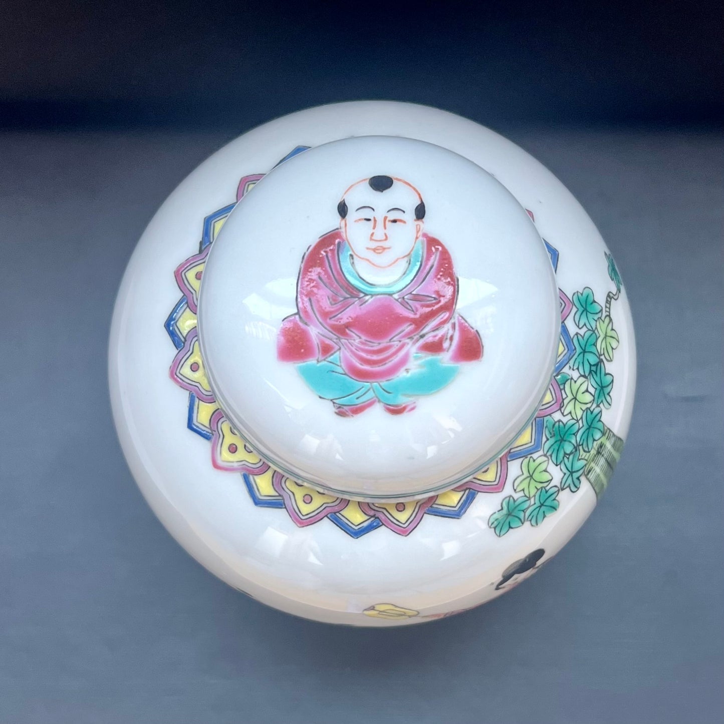 Vintage 20th century lidded Chinese jar, Jingdezhen with an apocryphal Yongzheng mark