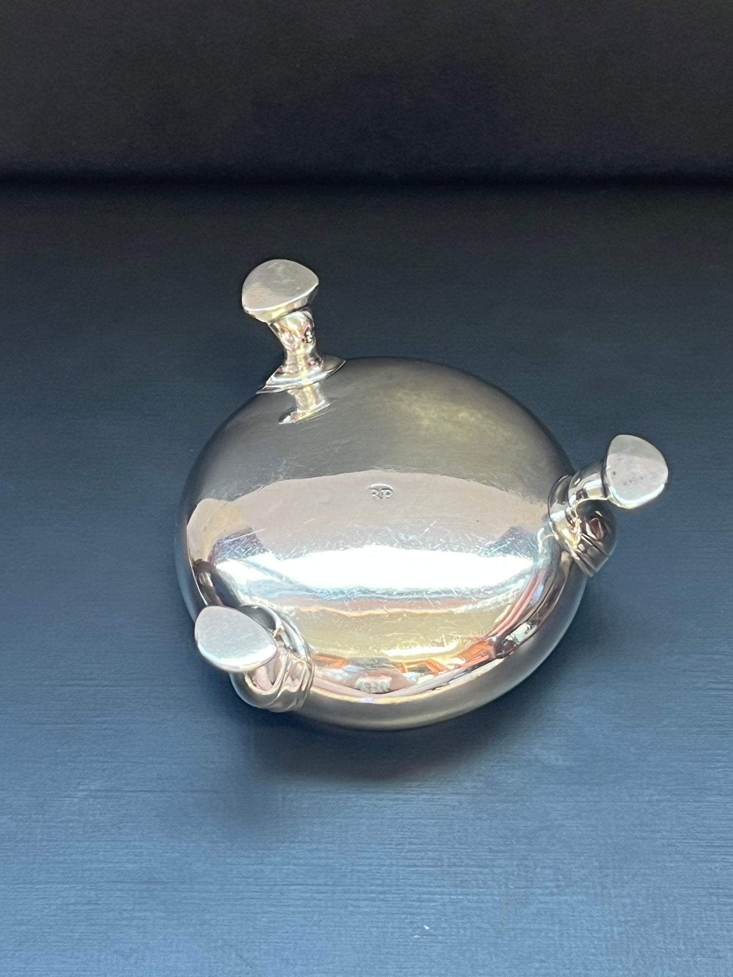 一对精美的乔治亚时期纯银盐瓶，由伦敦银匠 Peter Podio 制作
