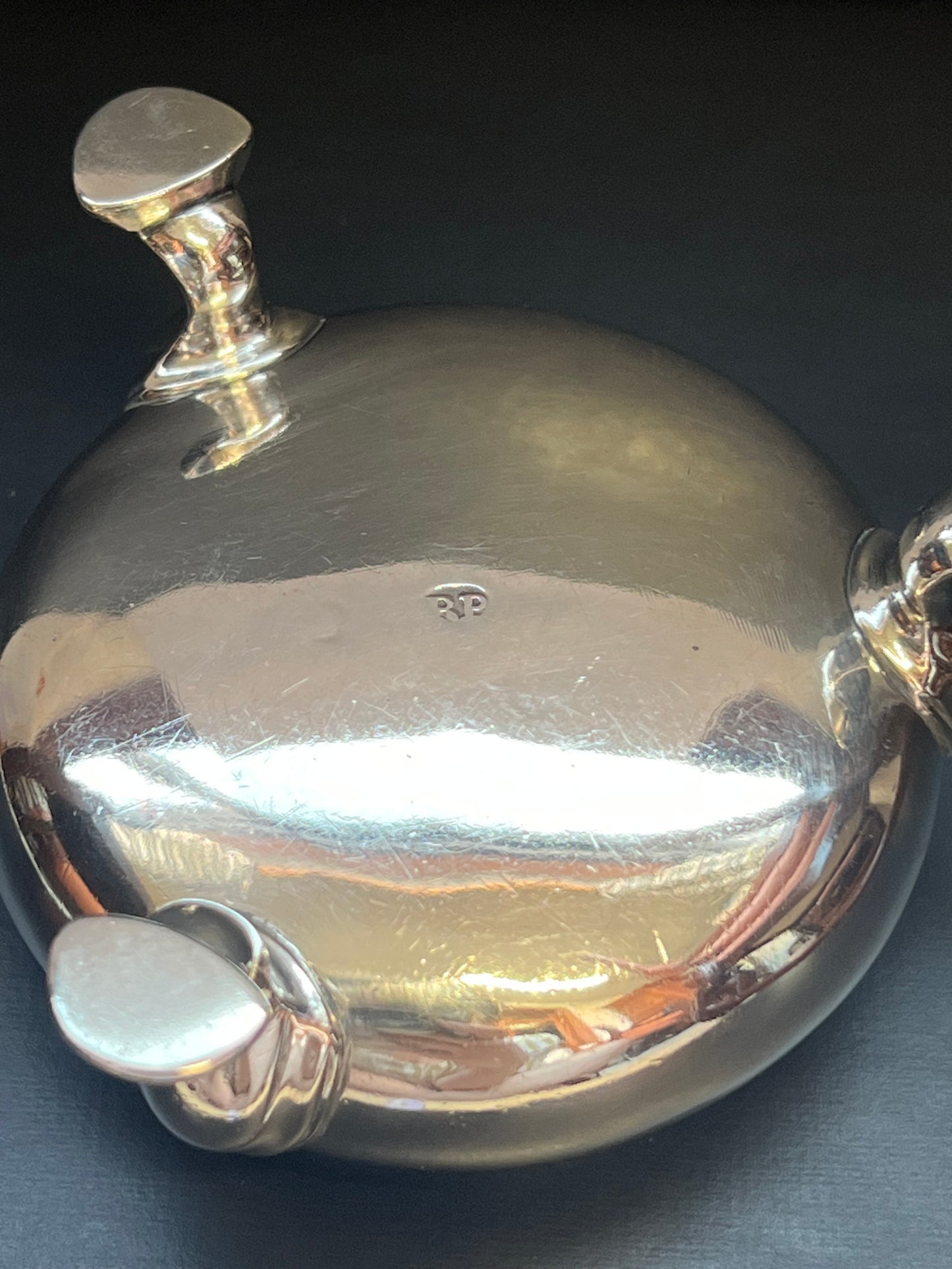 一对精美的乔治亚时期纯银盐瓶，由伦敦银匠 Peter Podio 制作
