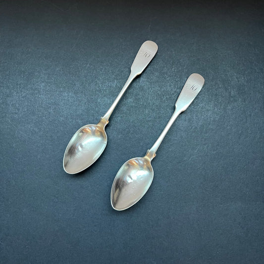 一对维多利亚早期银质纯银勺子，约翰·孟席斯 (John Menzies)，1839 年和 1840 年，格拉斯哥