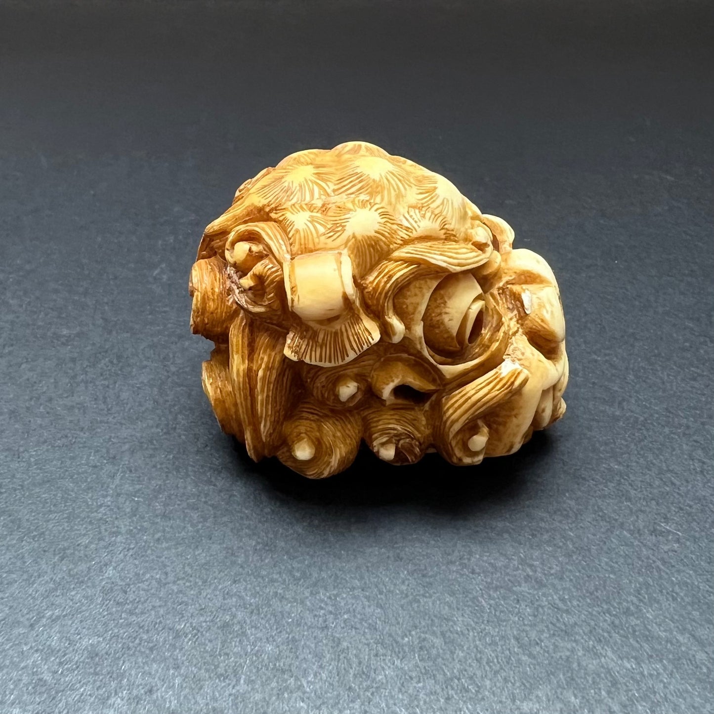 罕见的江户晚期至明治早期象牙狮子面具根付，由 Masakazu 签名。