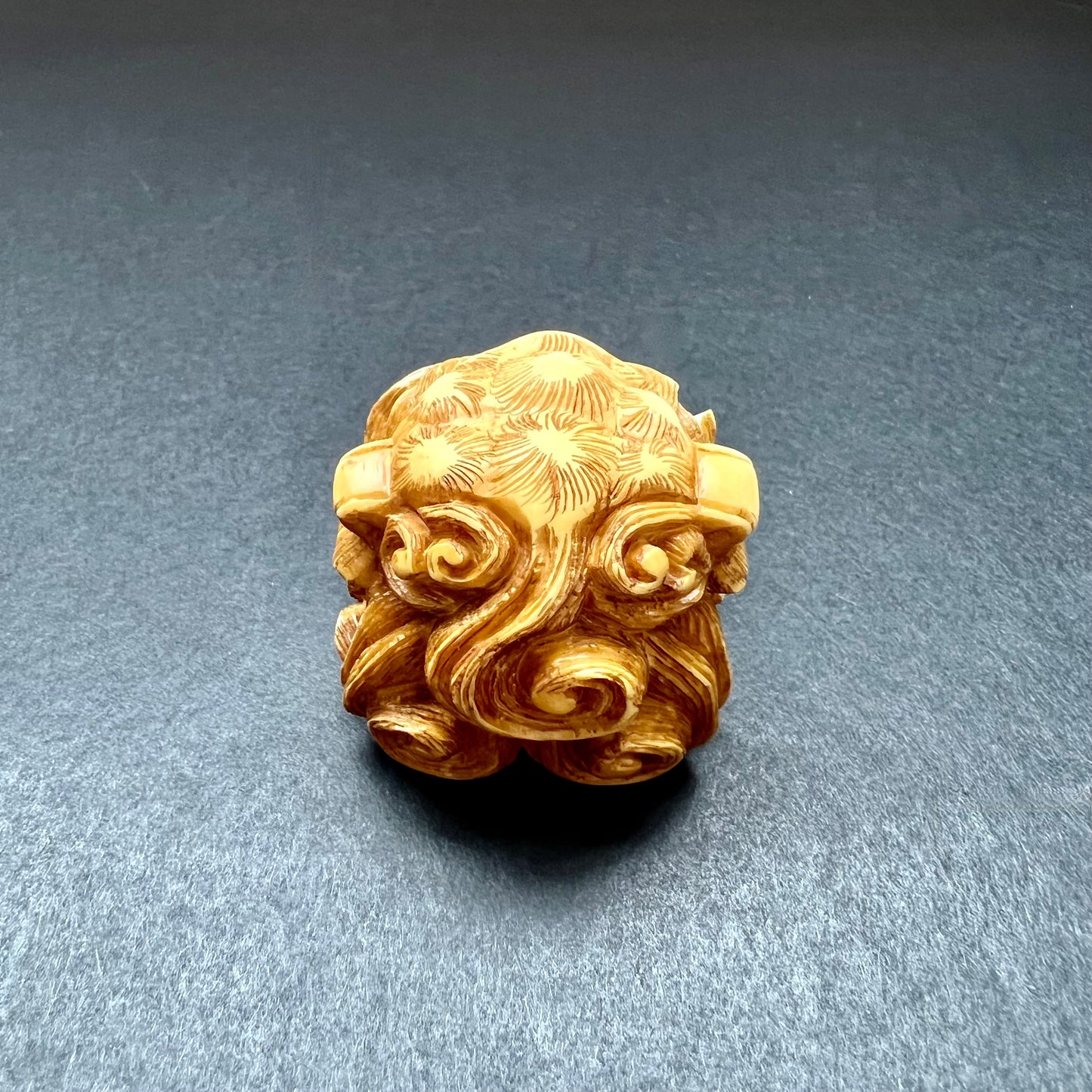 罕见的江户晚期至明治早期象牙狮子面具根付，由 Masakazu 签名。