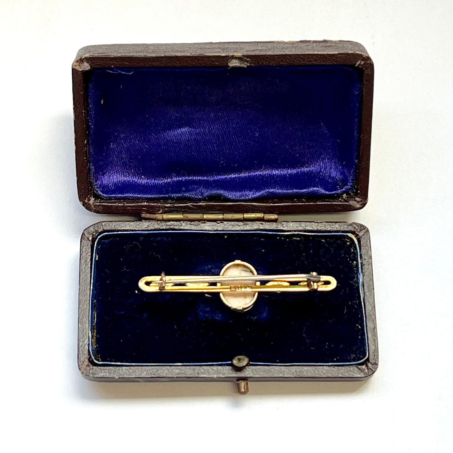 19 世纪维多利亚风格的 9ct 黄金和浮雕条形胸针，配以珍珠，可能是澳大利亚产