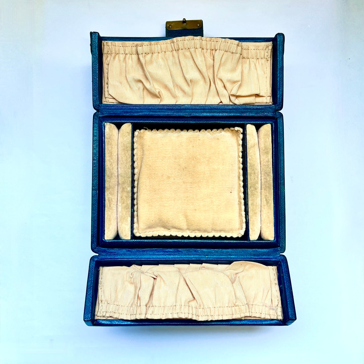 维多利亚晚期至爱德华时期的深绿色皮革珠宝盒，顶部有手柄，配有黄铜装置