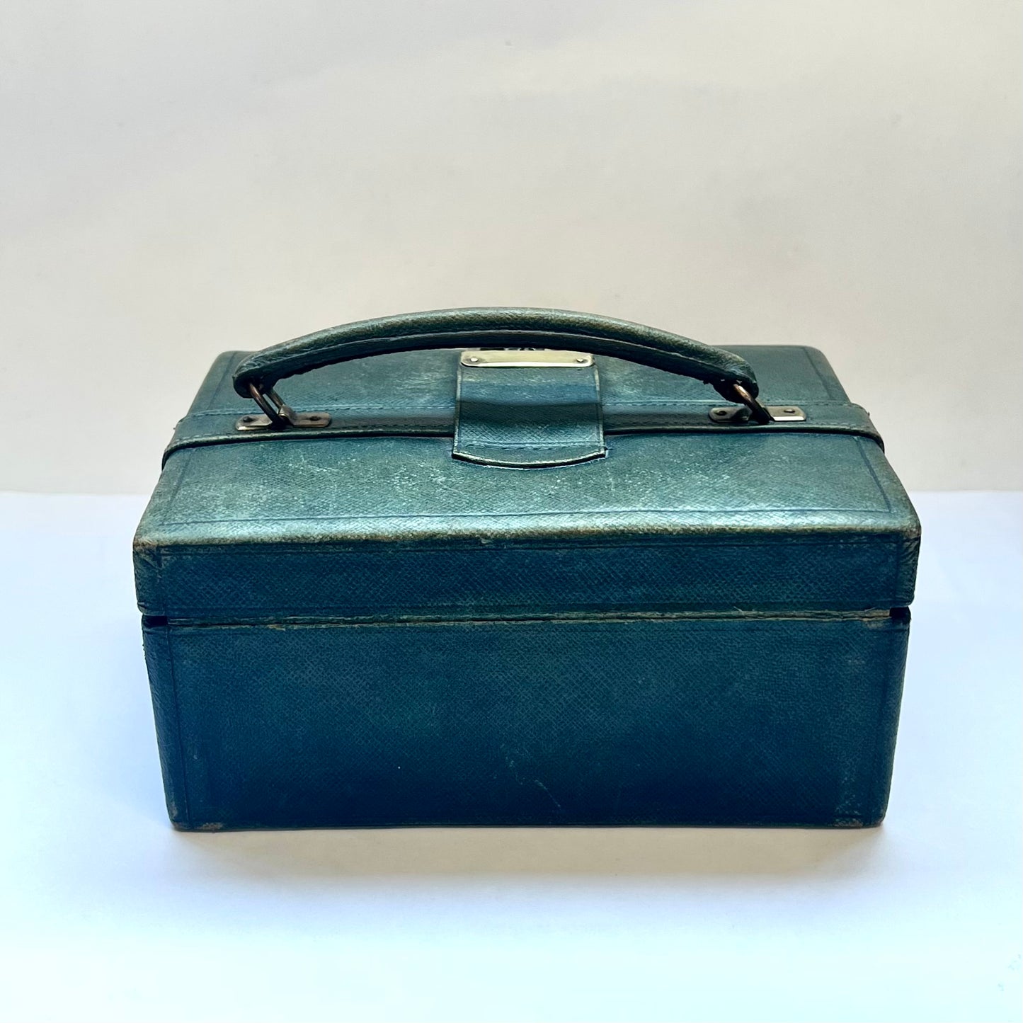 Late Victorian to Edwardian dark green leather clad jewellery box, top-handled with brass mechanism