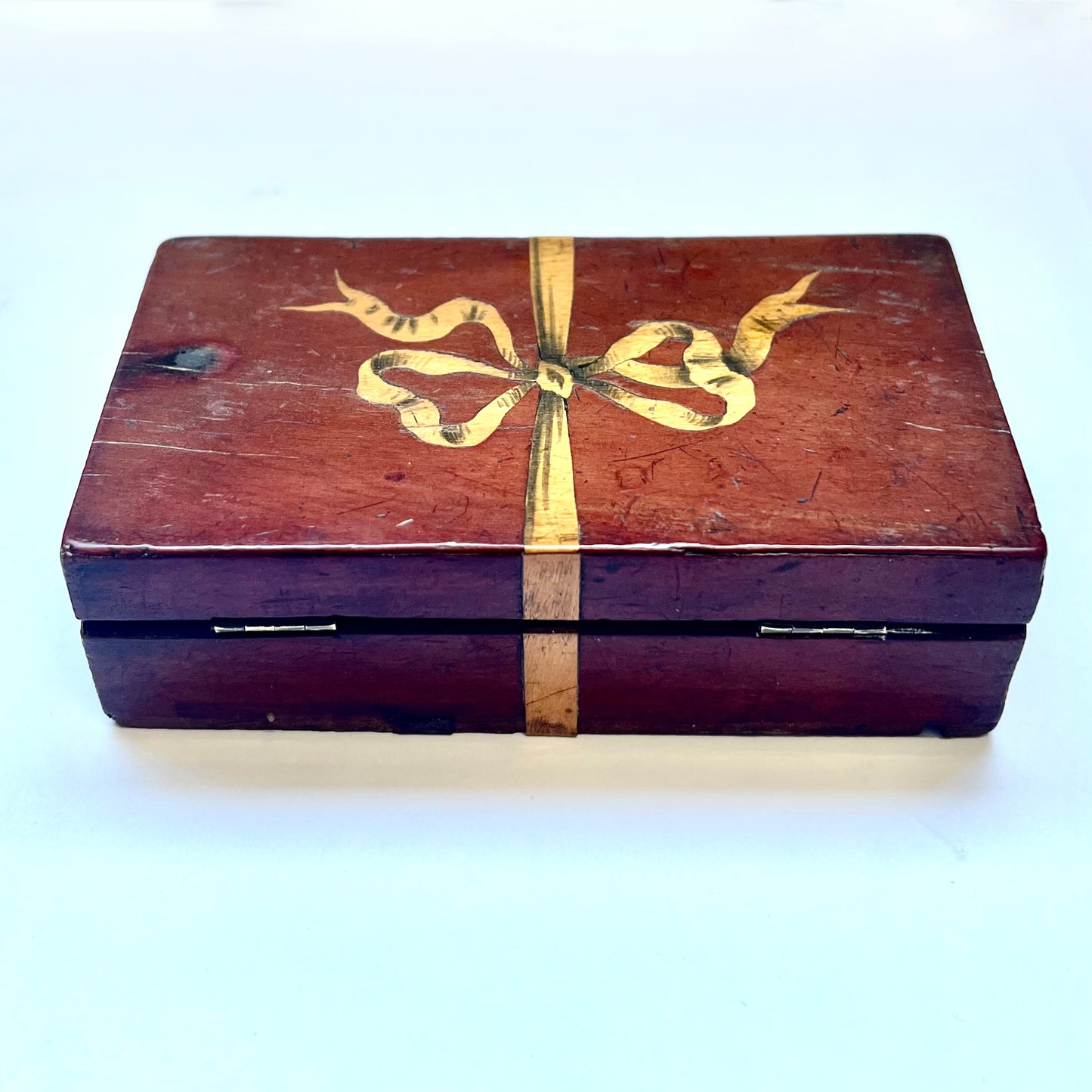 Antique English treenware box with unusual inlaid trompe l’oeil bow motif, Georgian to early Victorian